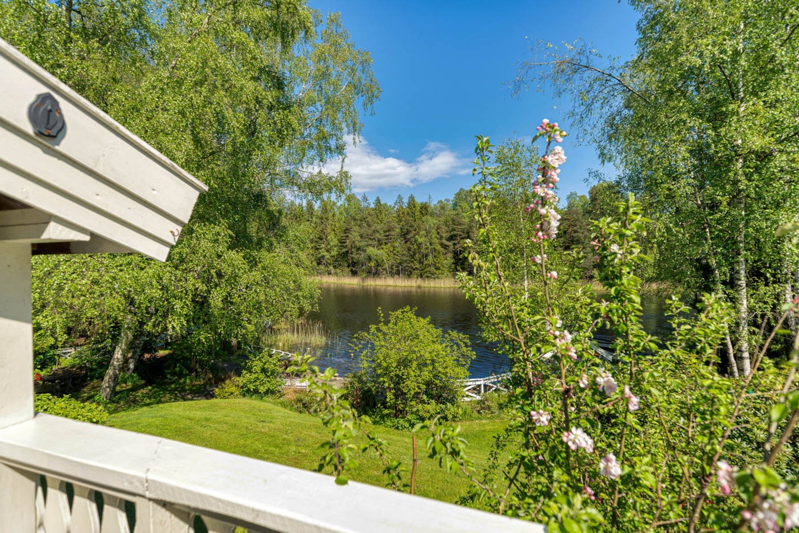 Fra veranda er det nydelig utsikt mot vannet. Galleribilde