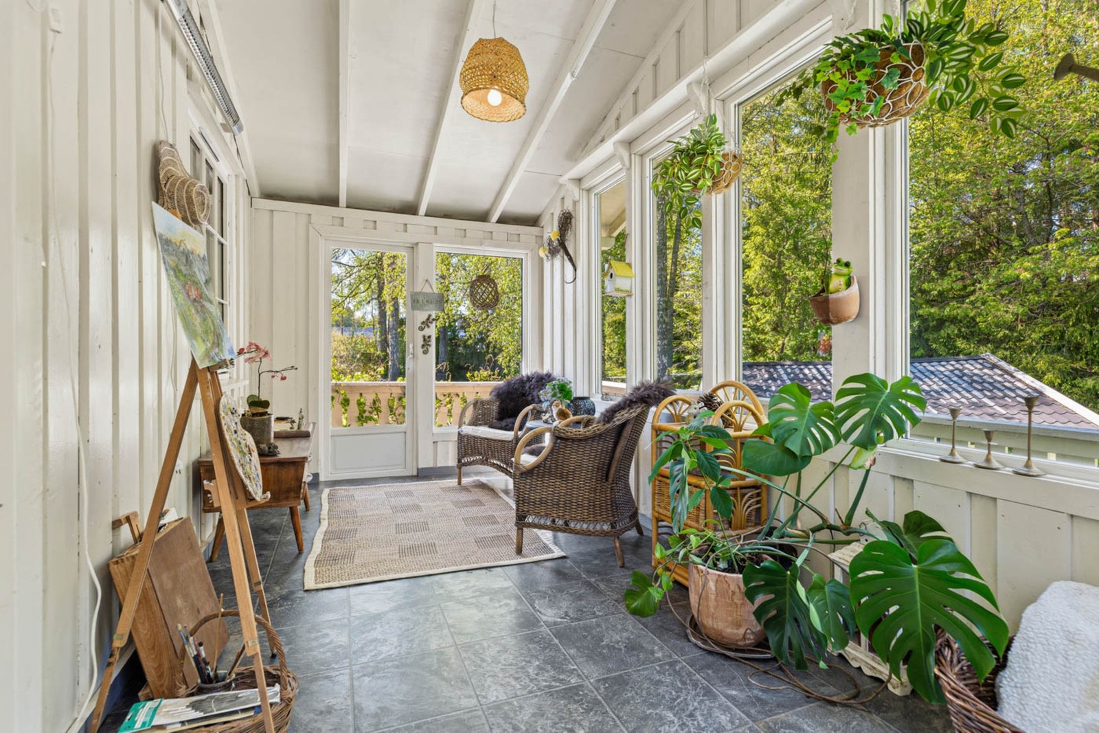 Her ser man den innebygde verandaen som har tilgang fra soverom og direkte fra hage. Galleribilde