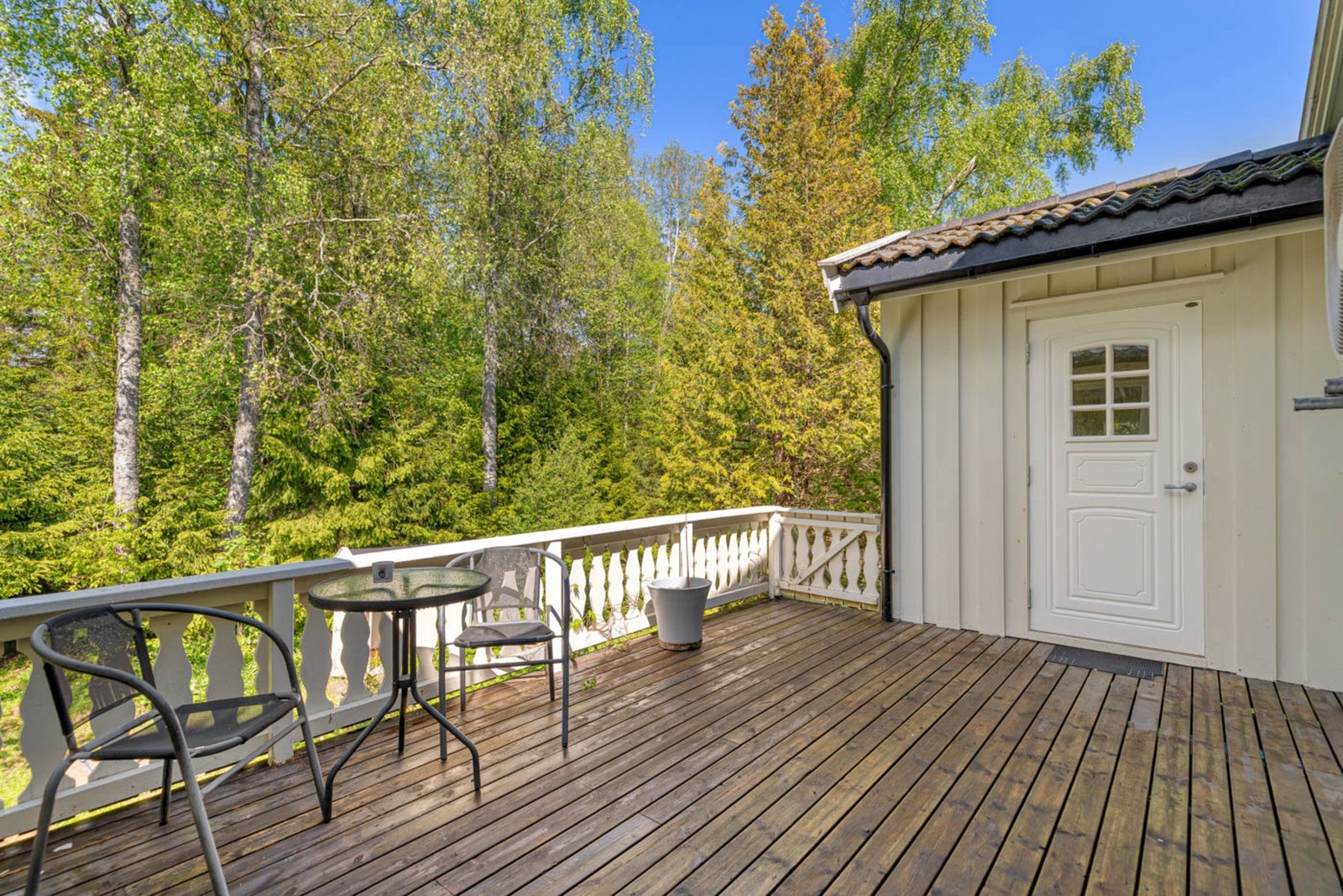Her finner man og en dør inn til sommerstuen. Galleribilde