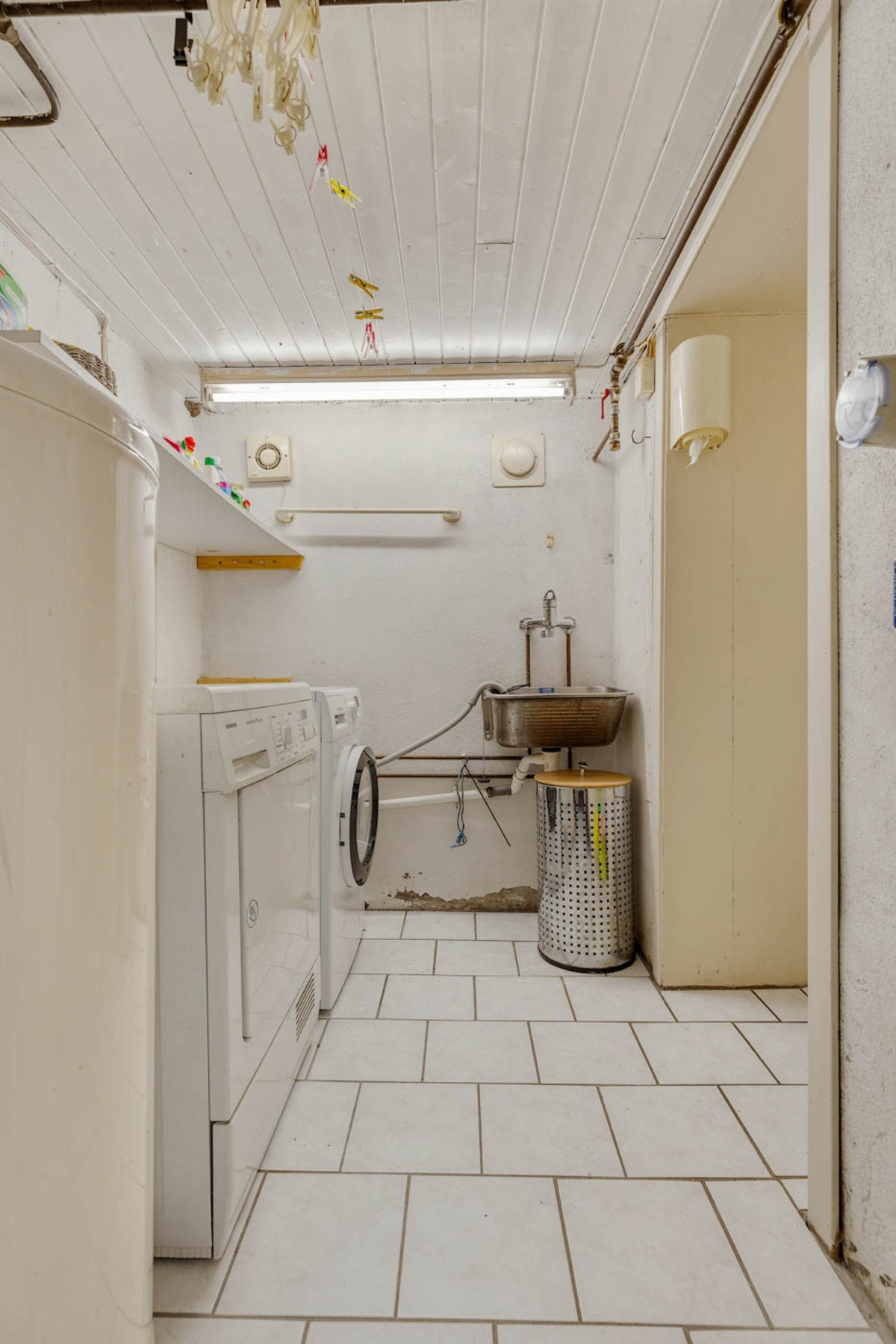 Vaskerom med fliser på gulv. God plass til kleshåndtering. Galleribilde