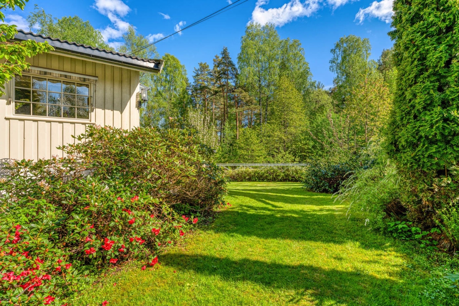Nydelige blomsterbed gir fargerike omgivelsert. Galleribilde