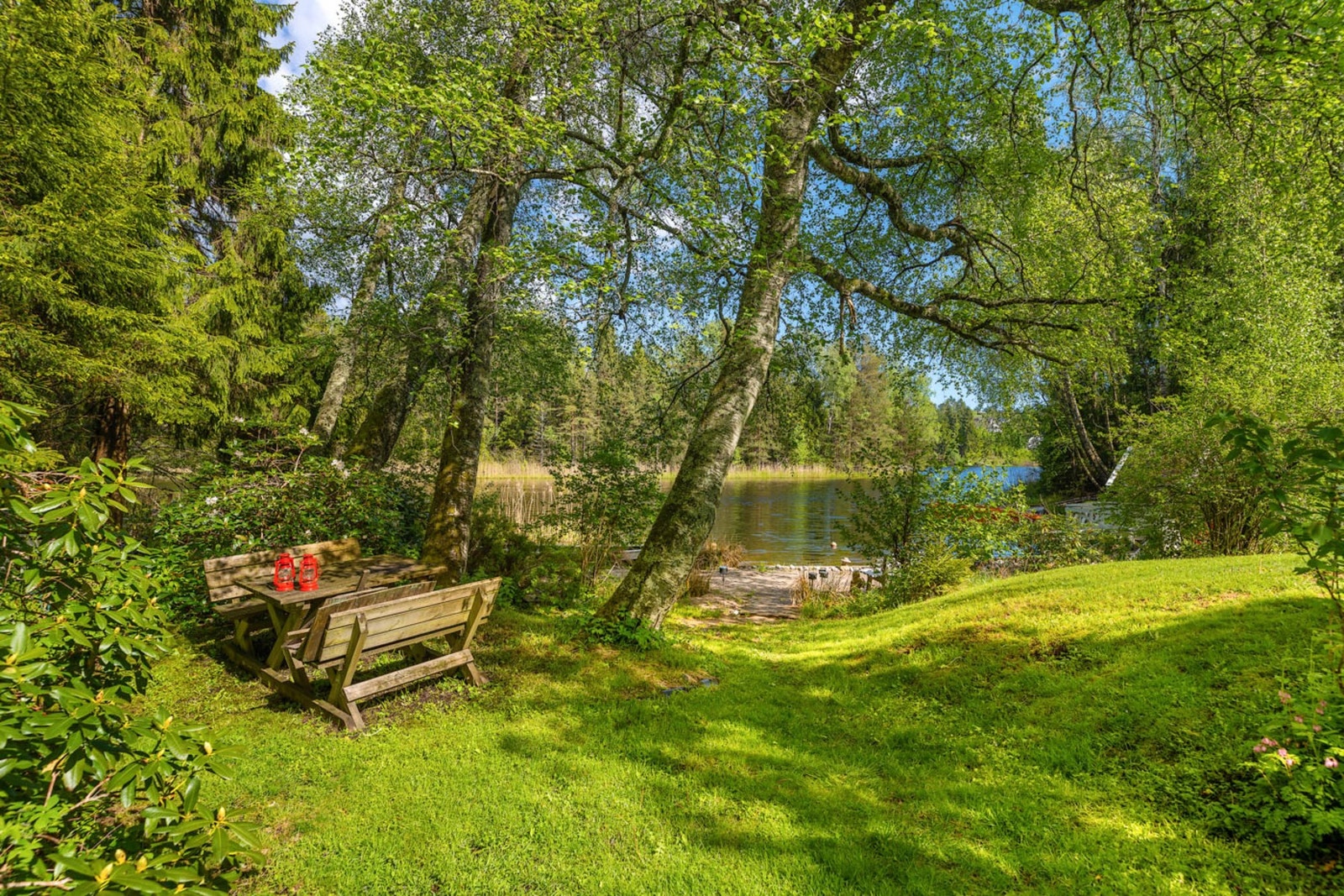 En sjelden kombinasjon av hageidyll, privatliv og nærhet til vannet. Galleribilde
