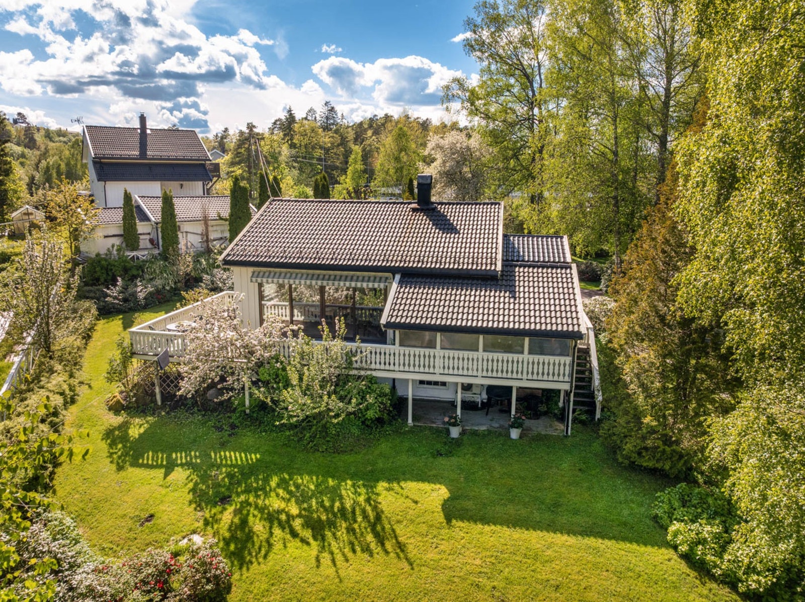 Boligen har flere fine steder å nyte utsikt, sol og det grønne. Galleribilde