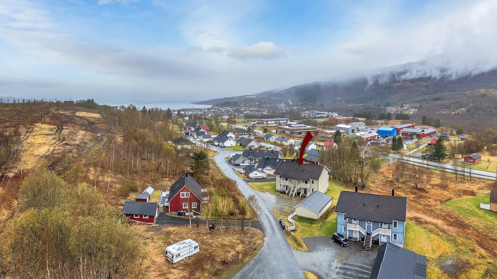 Beliggende i Øymoveien ca. 1 km til Bjerkvik sentrum med en rekke fasiliteter. Ca. 3 km til næringsområde i Kvandalen Galleribilde