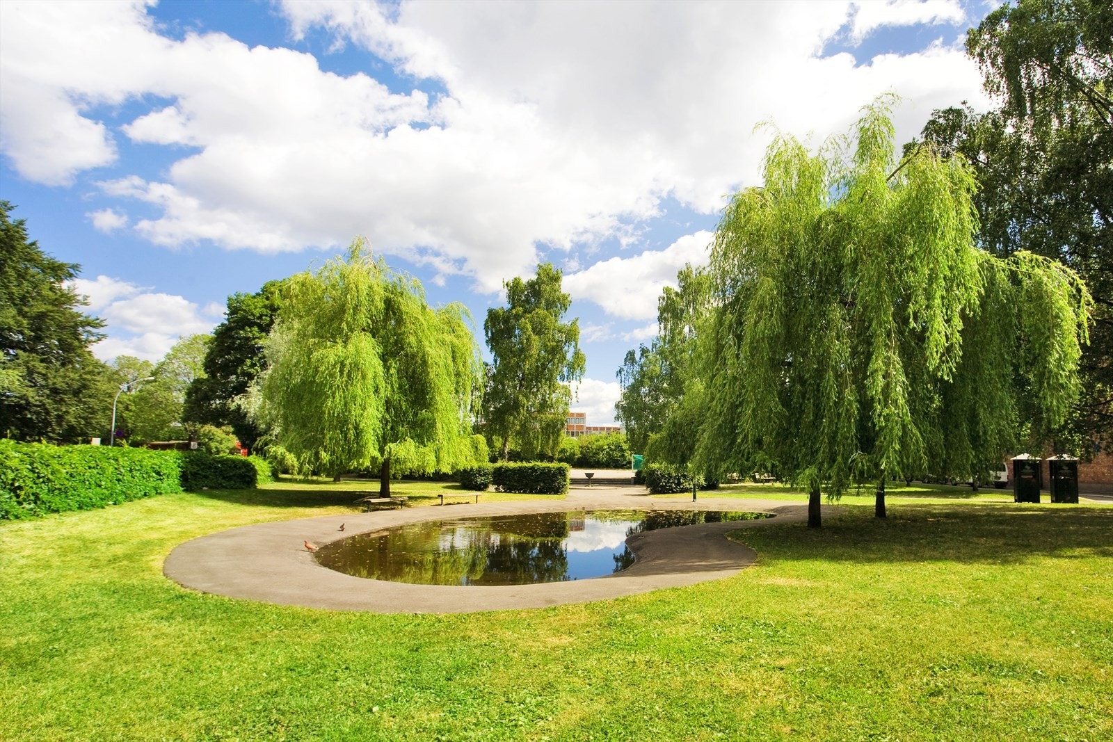 Kampen park ligger i kort gangavstand med bordtennisbord, benker og bord, lekeplass og naturisbane under vinterstid Galleribilde