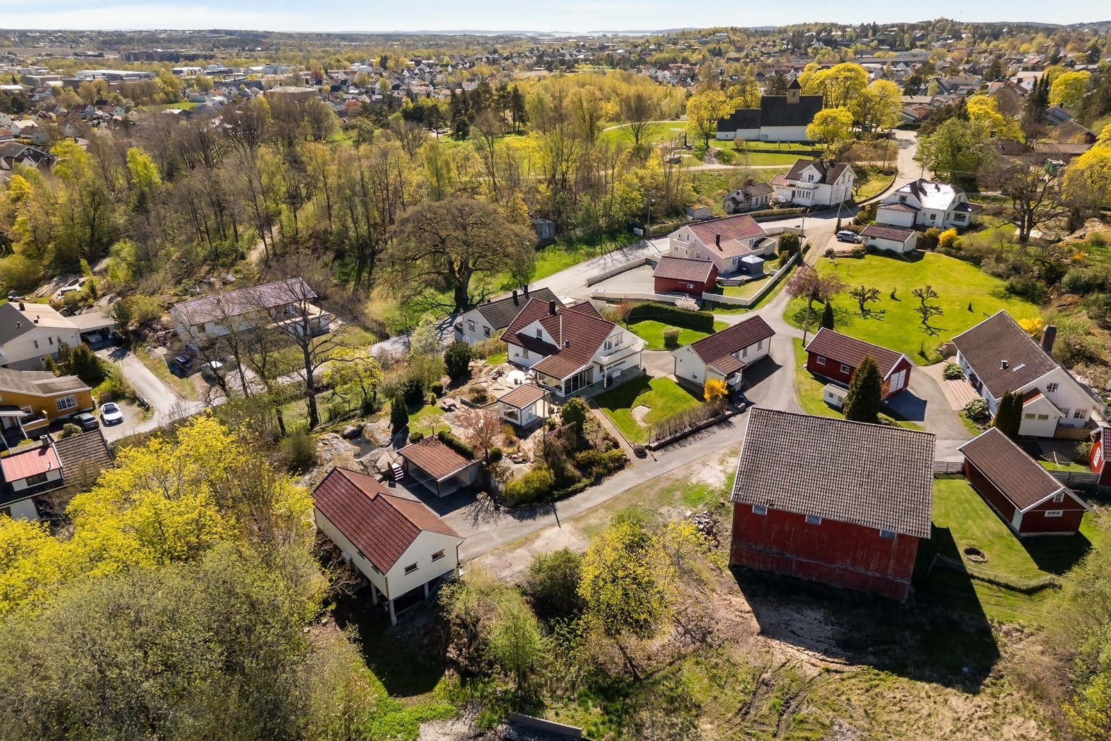 Eiendommen er en del av Østre Glemmen Gård. På eiendommen finner to 2 eneboliger, garasje med tilbygg og carport Galleribilde