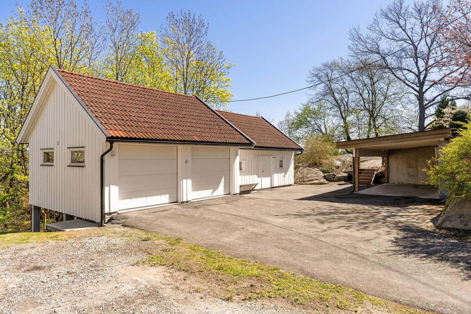 Dobbelgarasje på ca. 36 m² samt tilhørende verksted/lager/hobbyrom på ca. 29 m². Totalt 65m² Galleribilde