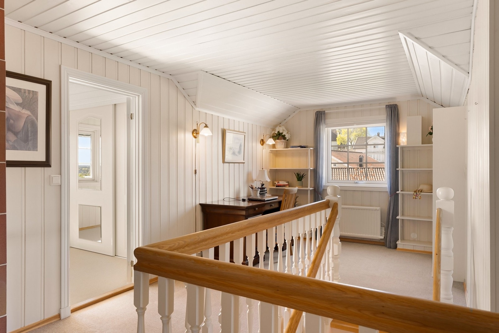 Trappegang/loftstue med vegg-til-vegg teppe Galleribilde