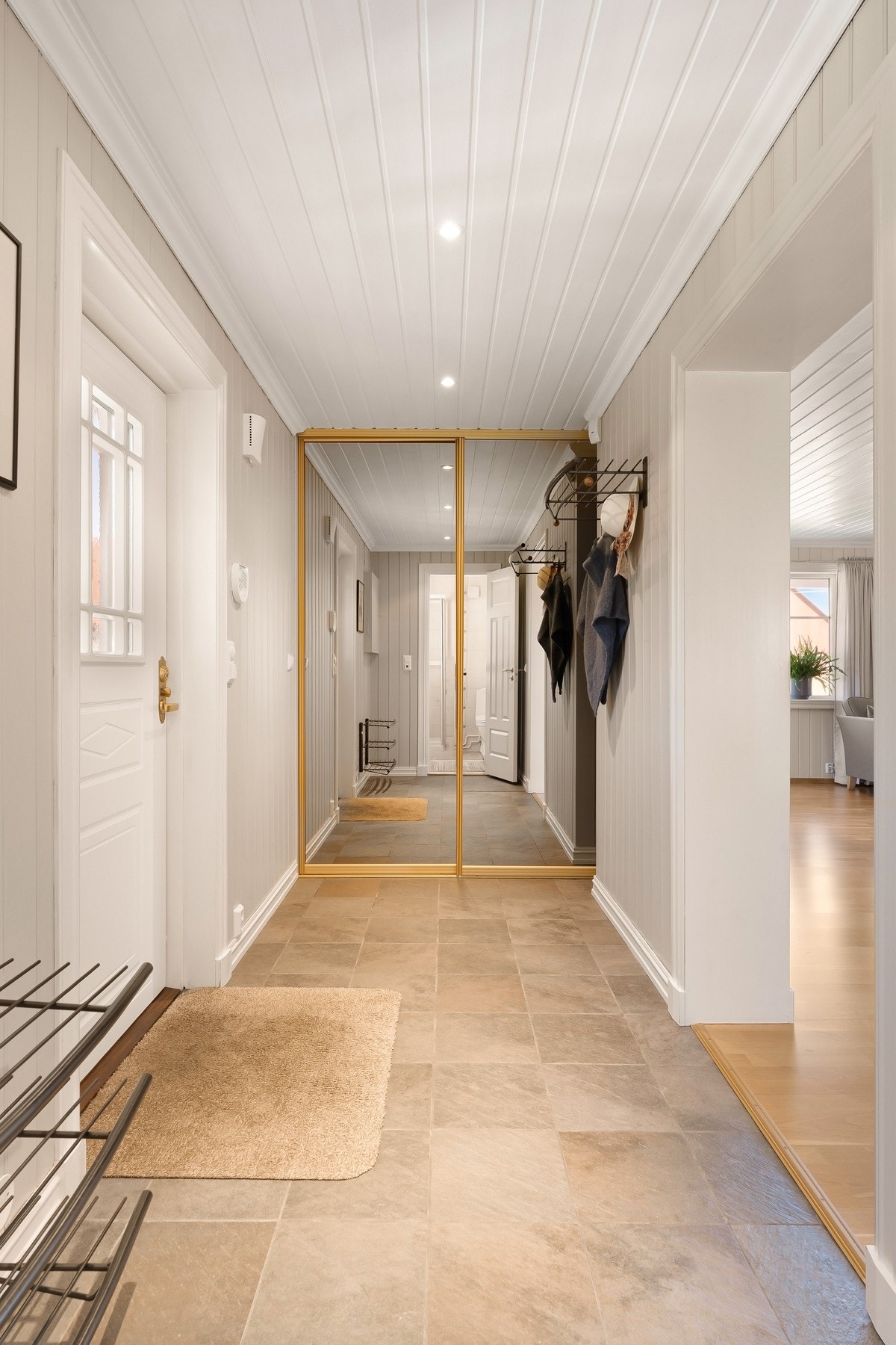 Entré med skyvedørsgarderobe med innfelte speil Galleribilde