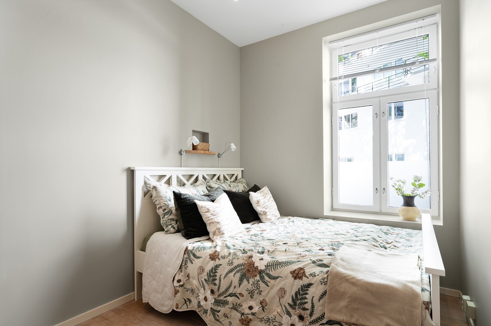 Store vindusflater og god takhøyde slipper inn rikelig med naturlig lys. Galleribilde
