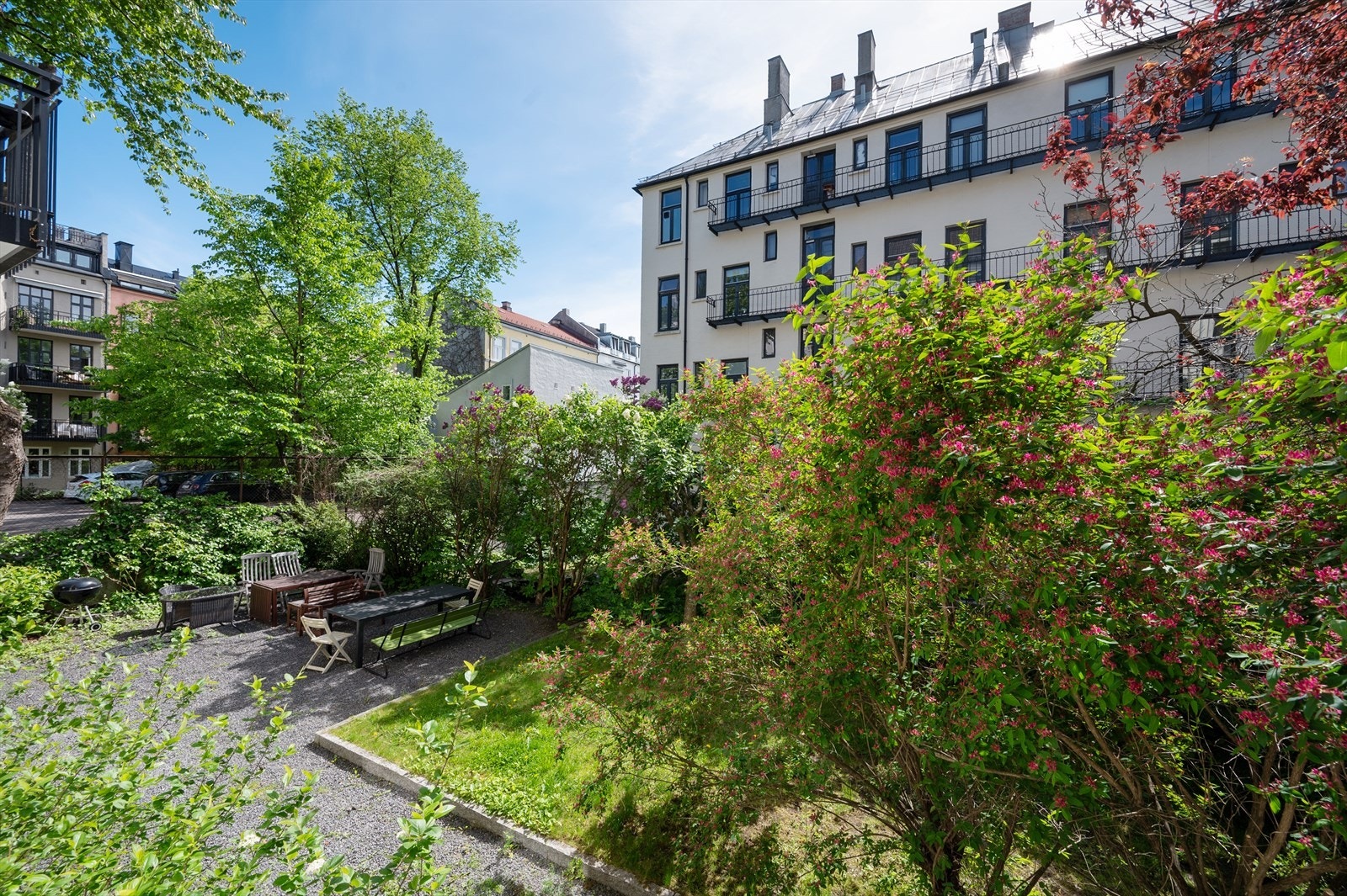 Fra stuen har du en innbydende utsikt over bakhagen. Galleribilde