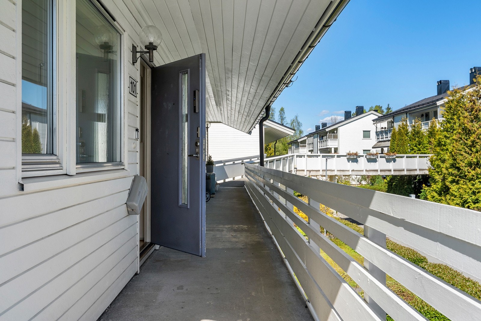 Inngang til leiligheten fra svalgang. Galleribilde