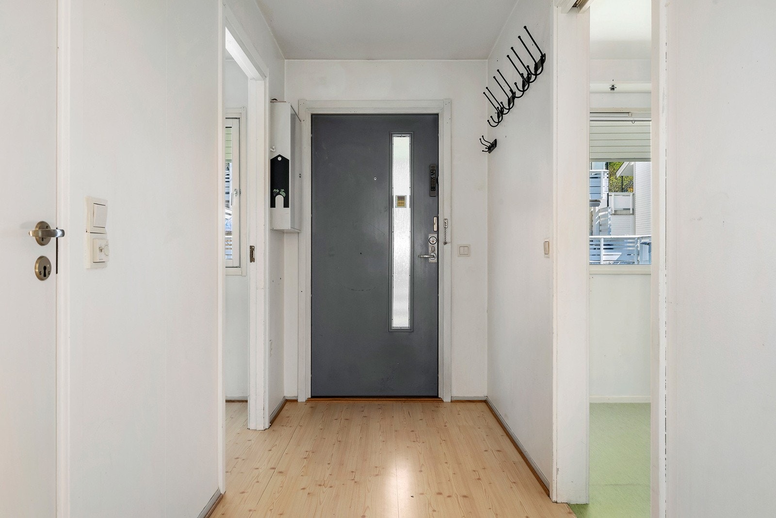 Her er det rom for oppbevaring av yttertøy og sko. Galleribilde