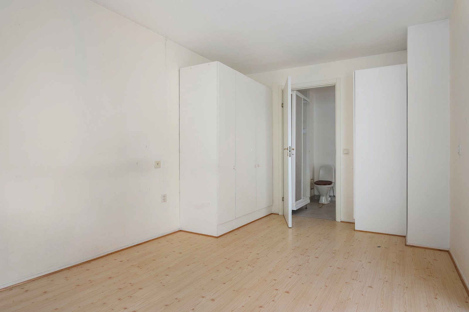 Her er det god plass til seng og annet møblement, i tillegg til rikelig med oppbevaring i egen garderobedel. Galleribilde