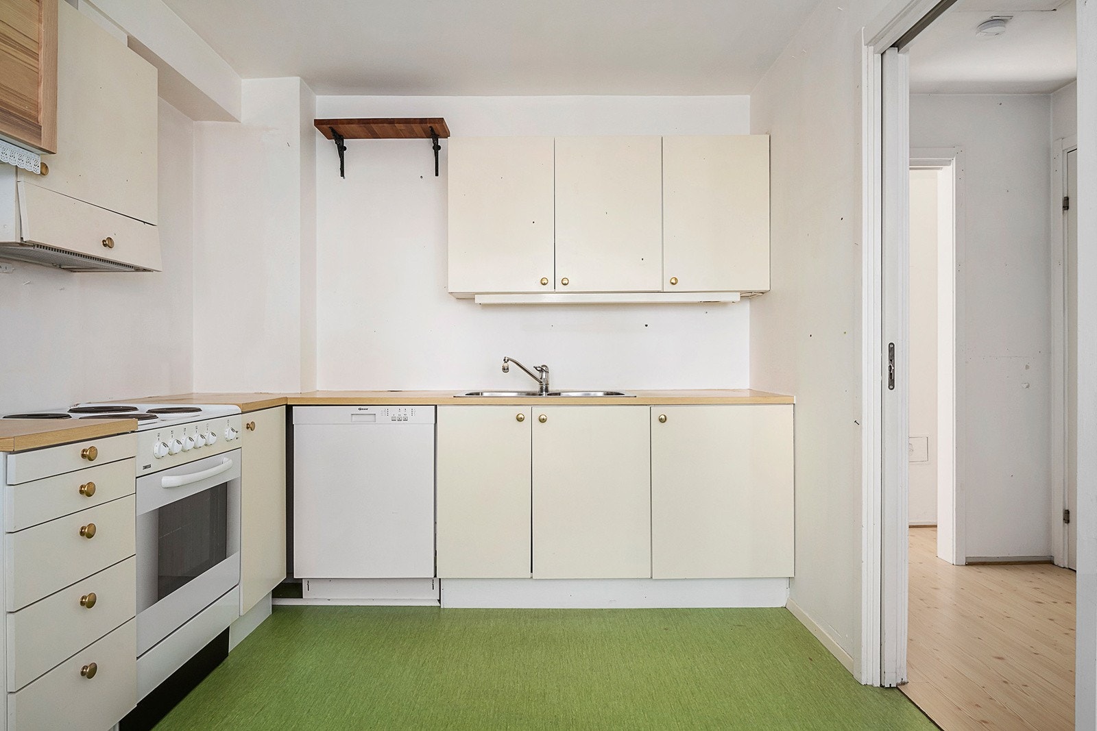 Kjøkkeninnredningen er med glatte fronter og laminat benkeplate. Galleribilde