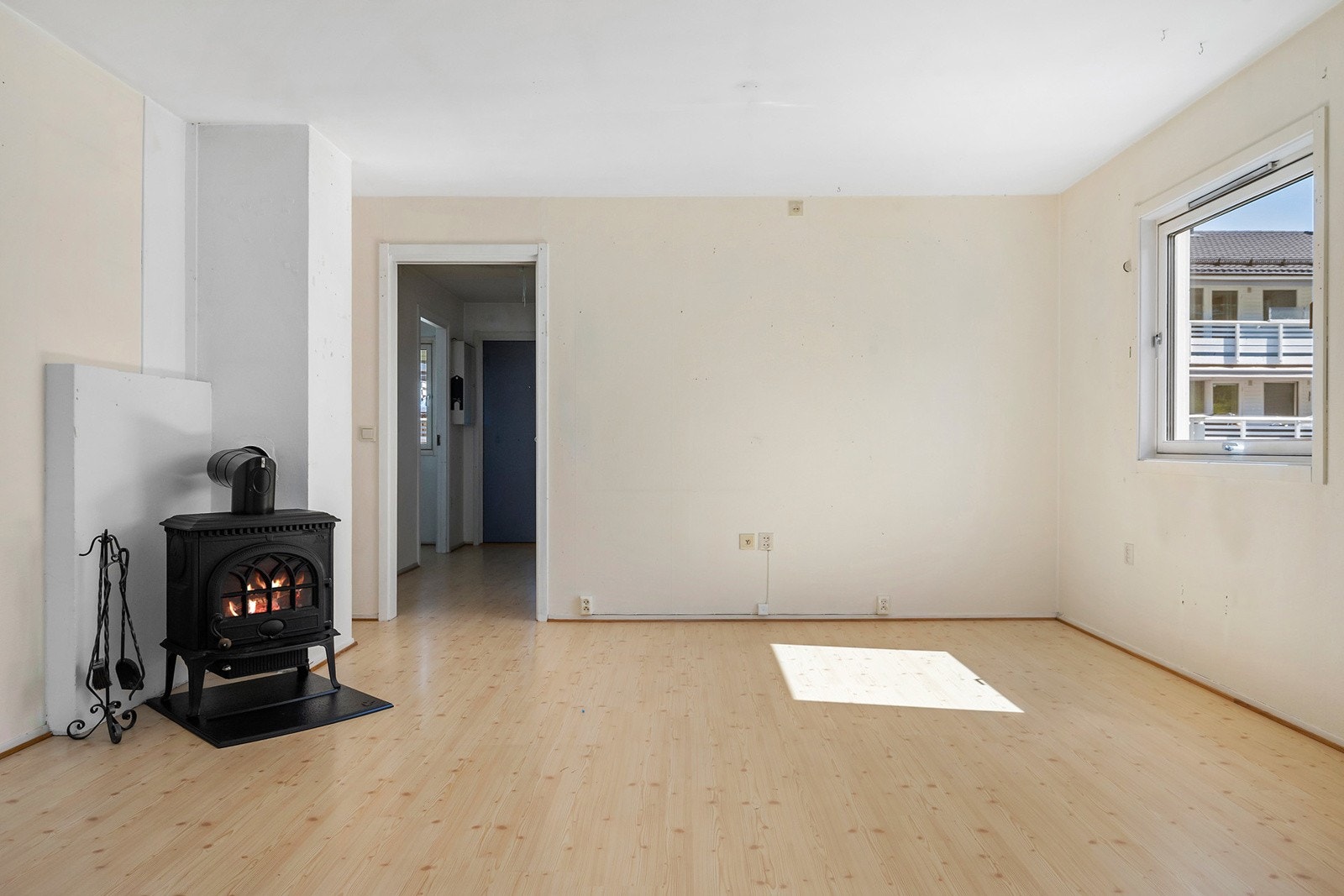 I stuen er det montert peisovn med glassdør for oppvarming og hygge. Galleribilde