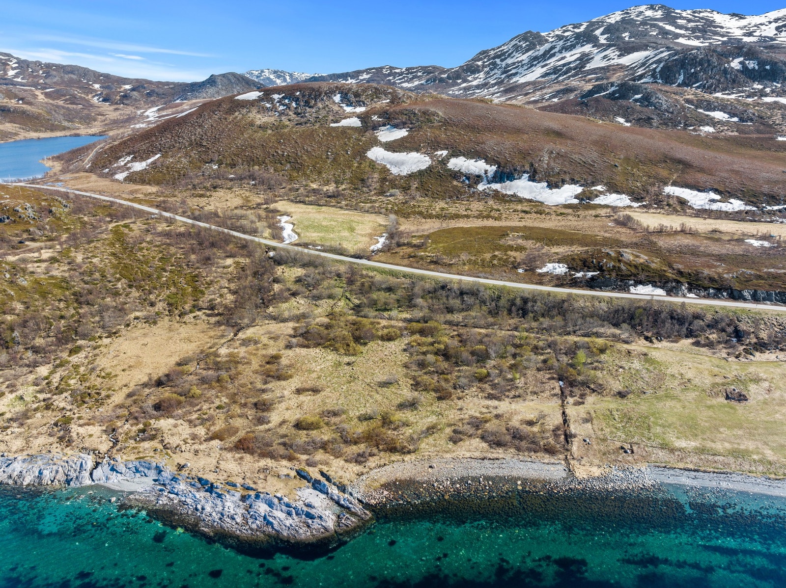Eiendommen gir tilgang til en variert kystlinje med svaberg og rullesteinstrender. Galleribilde