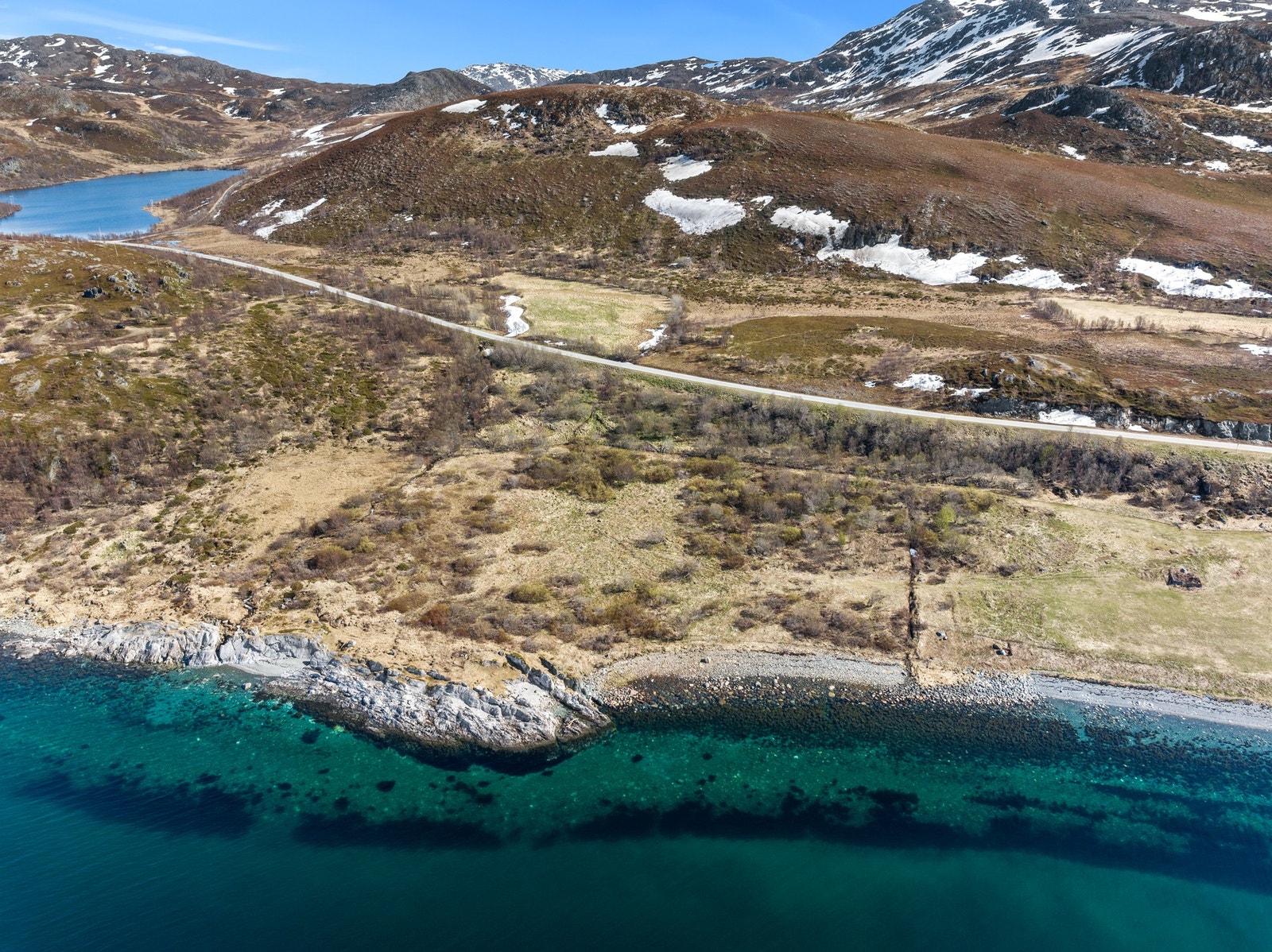 Kystlinjen byr på klare, fine forhold for aktiviteter som fiske og kajakkpadling. Galleribilde