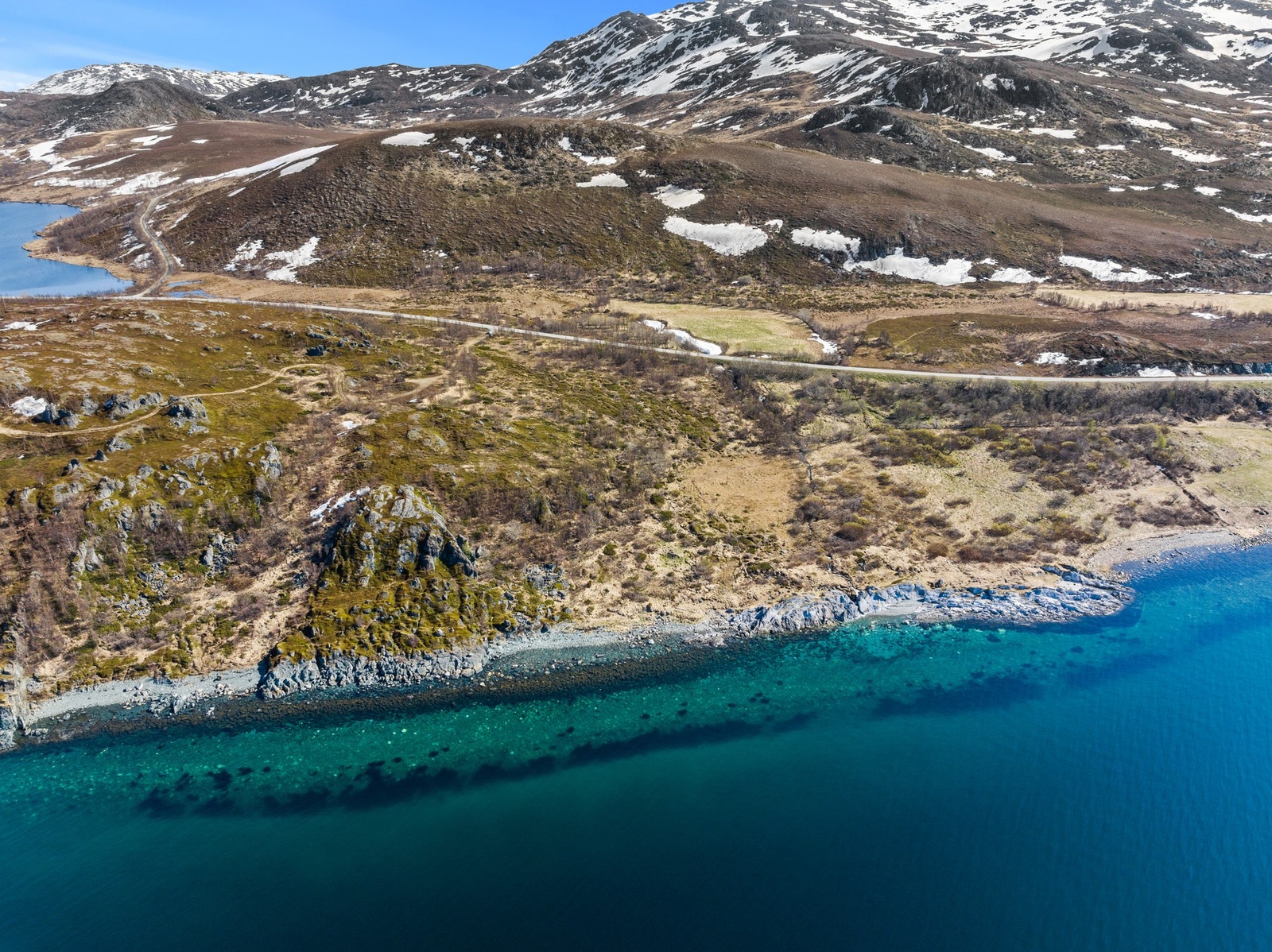 Området gir rike muligheter for turer i fjellet og langs fjorden, rett fra tomten. Galleribilde