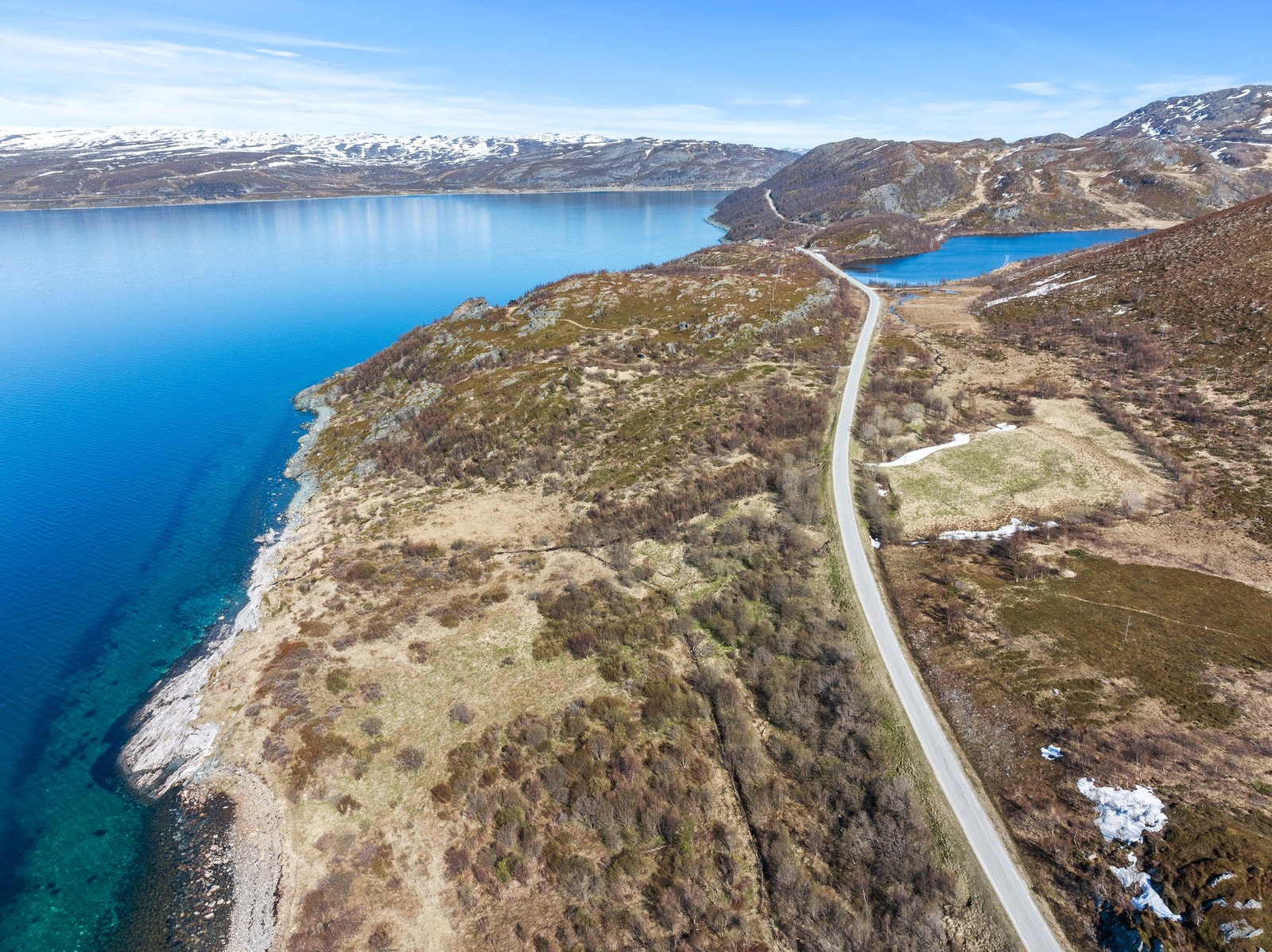 Fra eiendommen er det kort vei til både sjøen og ferskvann som Gjeveluftvatnet og Nedre Fiskelvvatn. Galleribilde