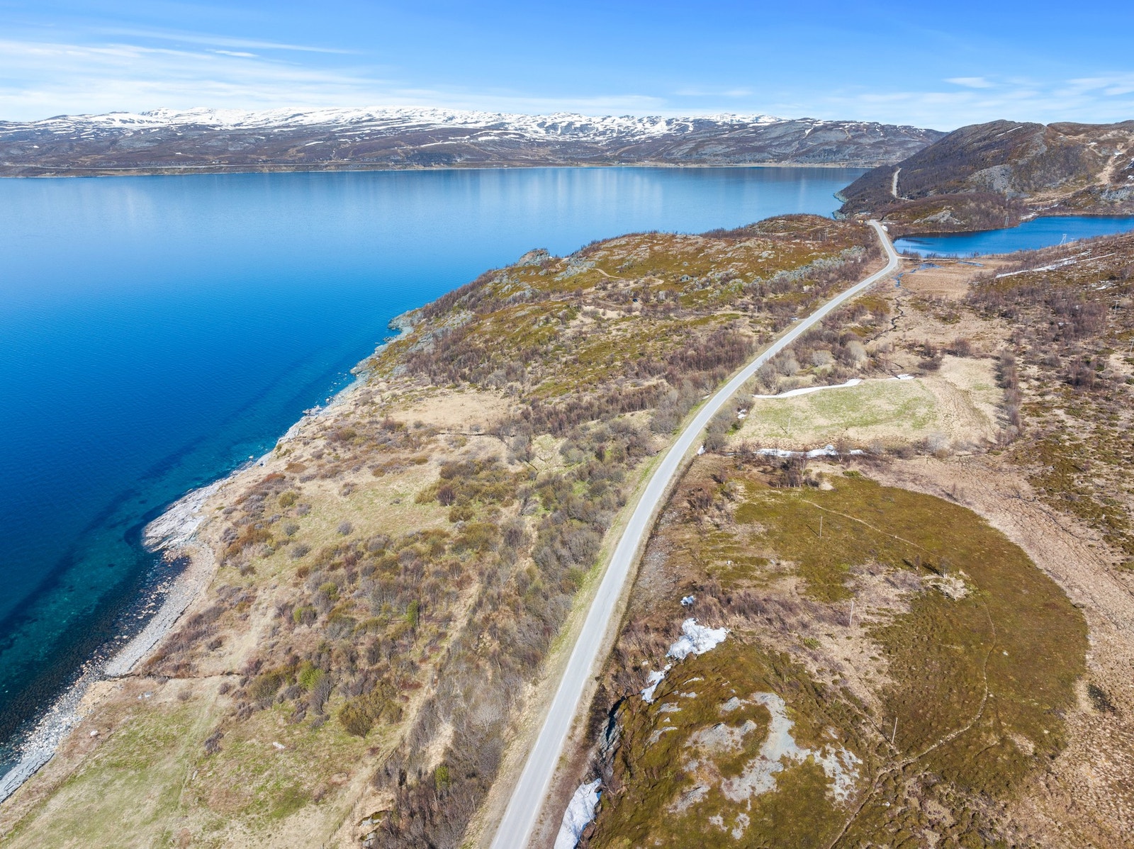 Landskapet er preget av åpen natur med fjorden som et sentralt element. Galleribilde