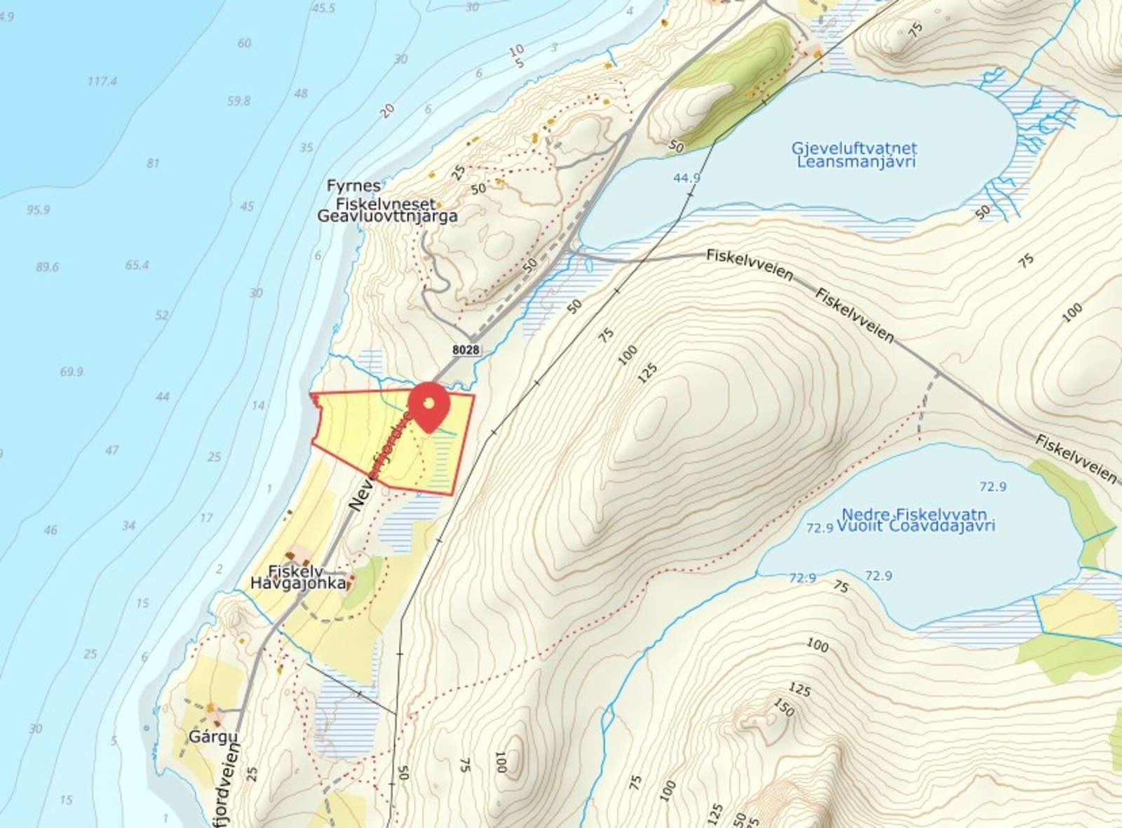 Tomten er markert med rød kontur, og viser beliggenheten langs fylkesvei 8028. Galleribilde