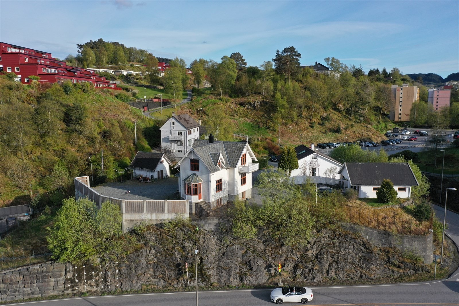 Dronebilde av eiendommen sett fra vest Galleribilde