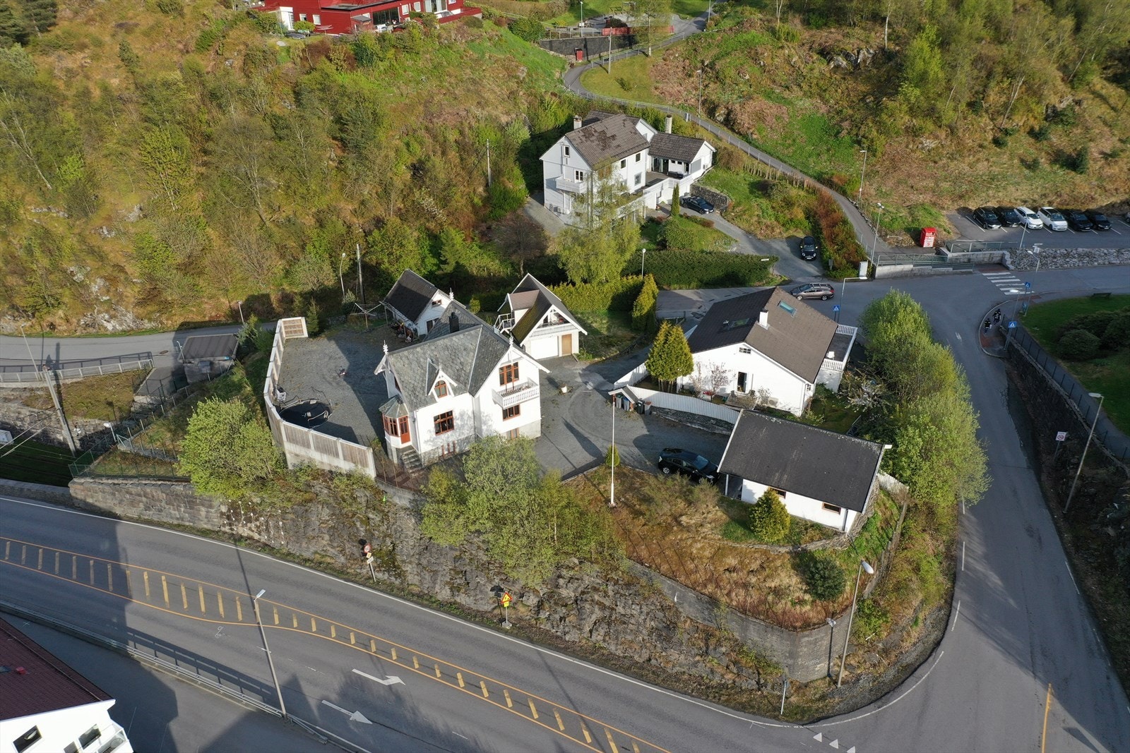 Dronebilde av eiendommen sett fra vest Galleribilde