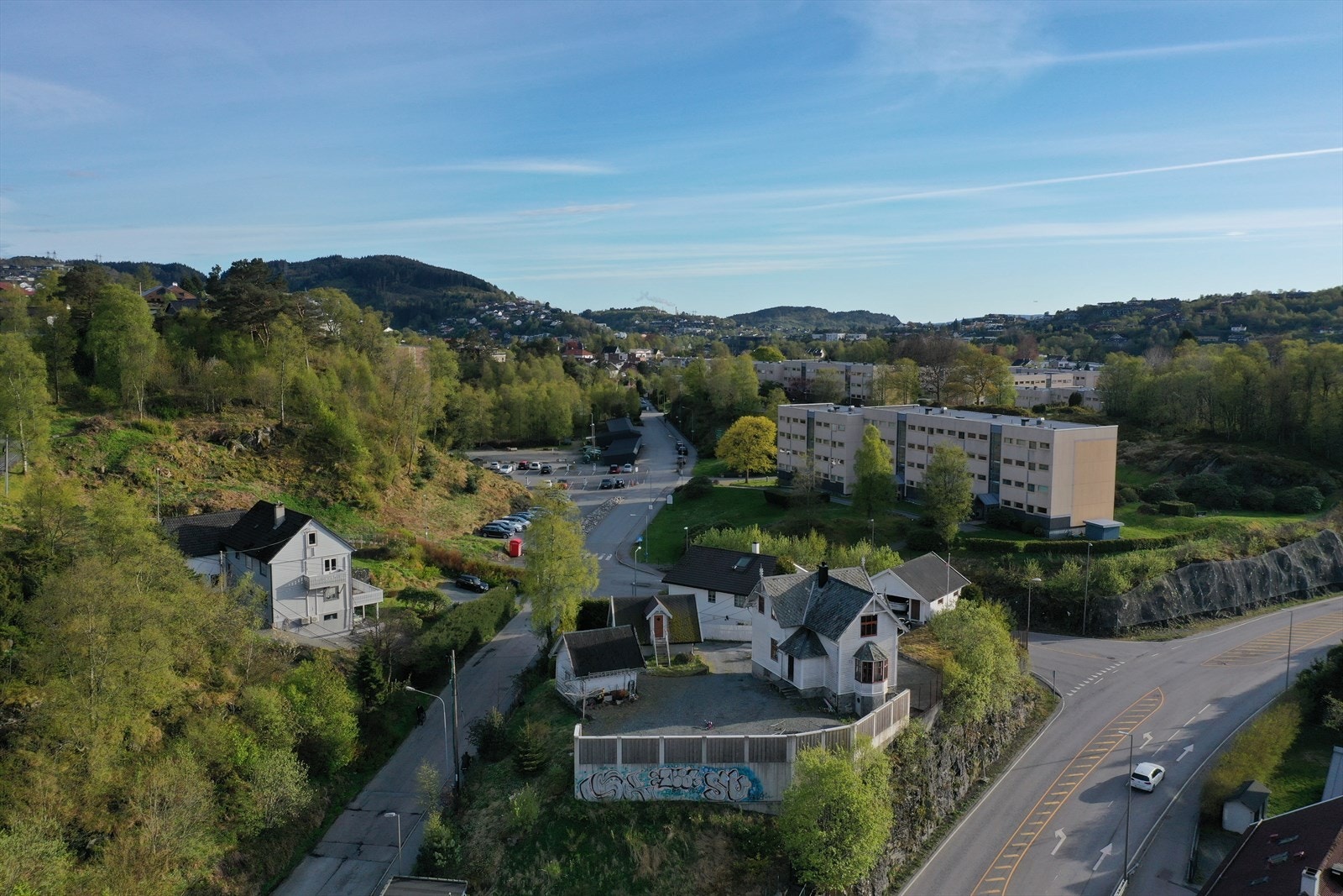 Dronebilde av eiendommen sett fra nord Galleribilde