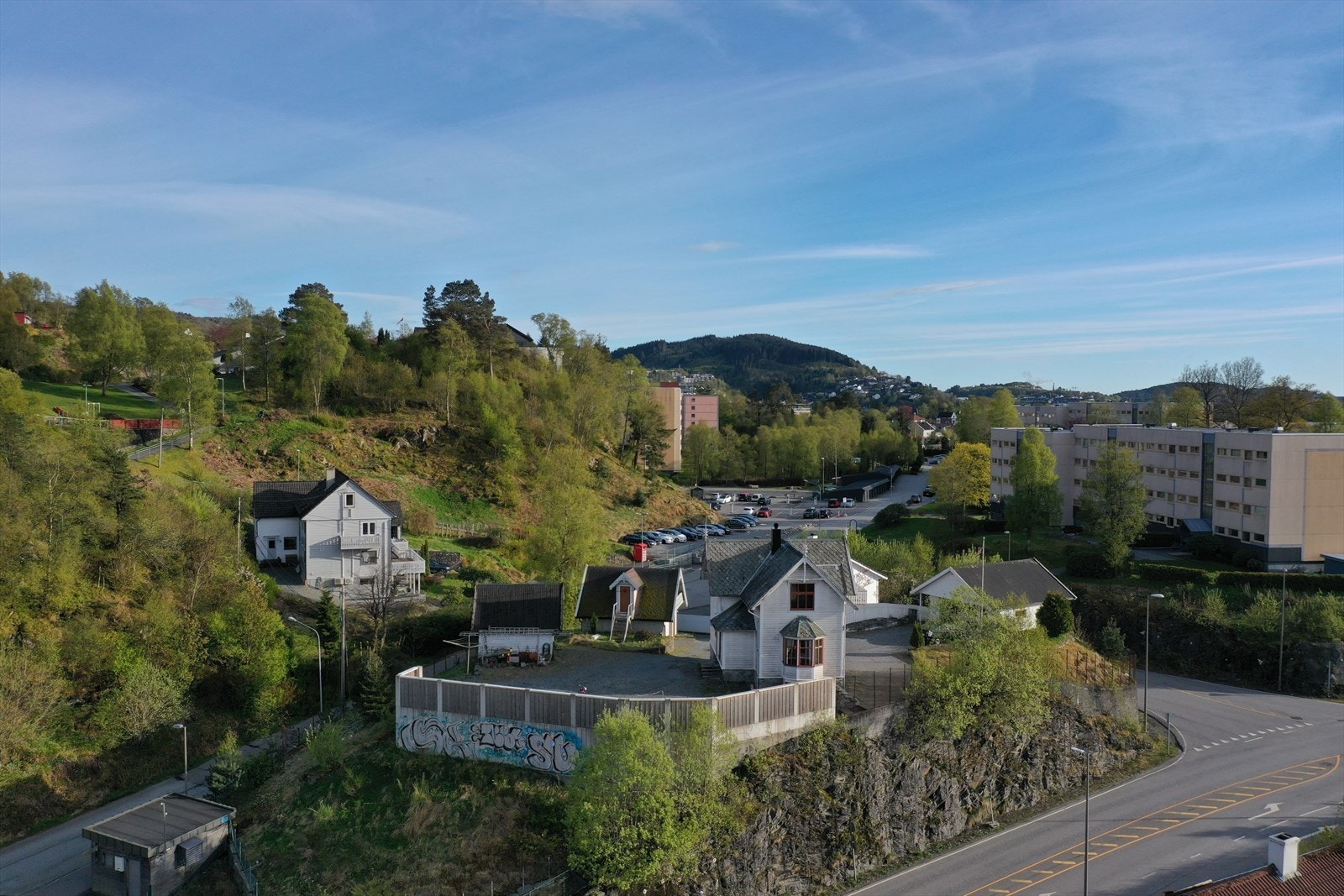 Dronebilde av eiendommen sett fra nord Galleribilde
