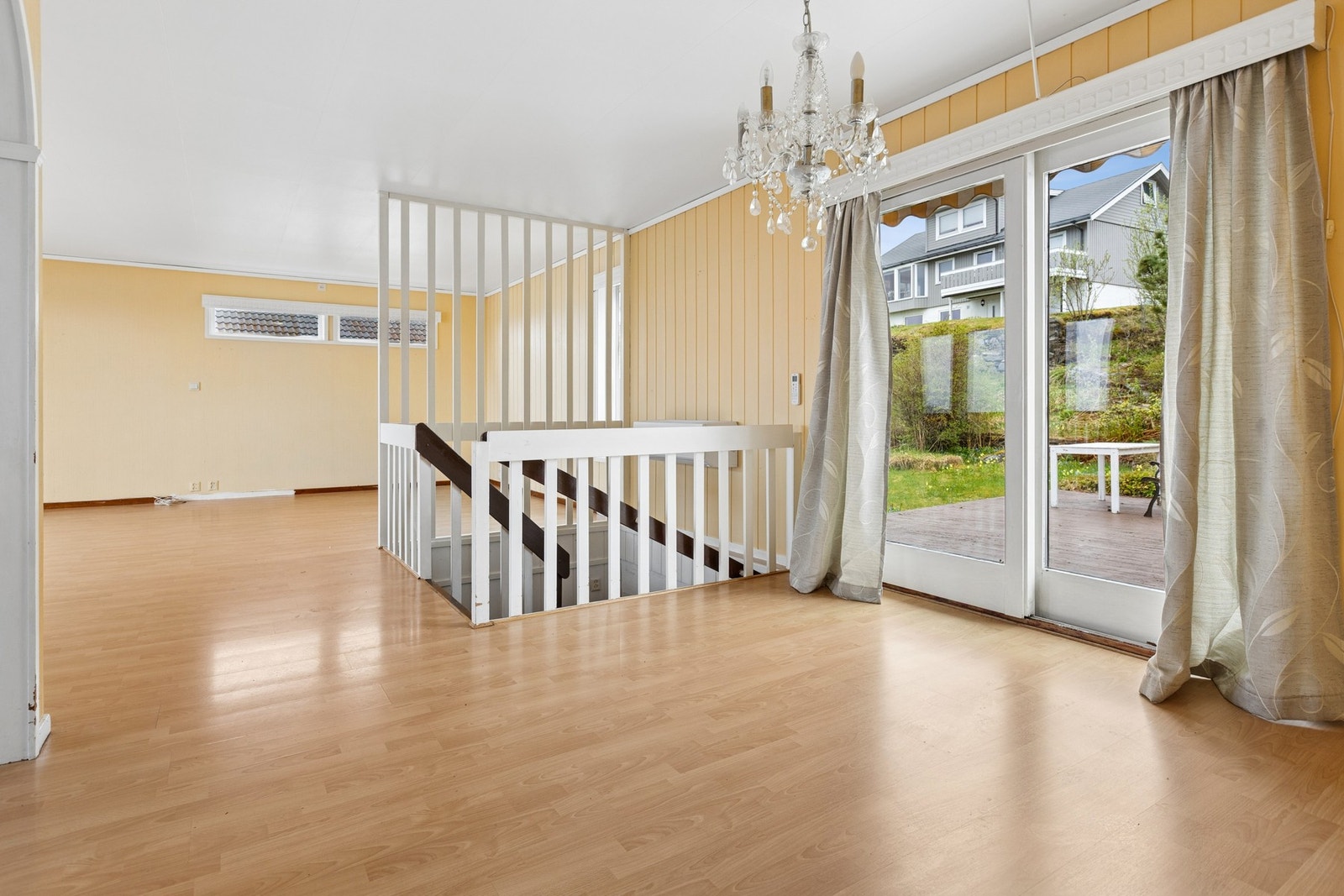 Fra spisestuedel er det direkte utgang til en romslig terrasse hvor du også har et lite grøntareal. Foto: EFKT Galleribilde