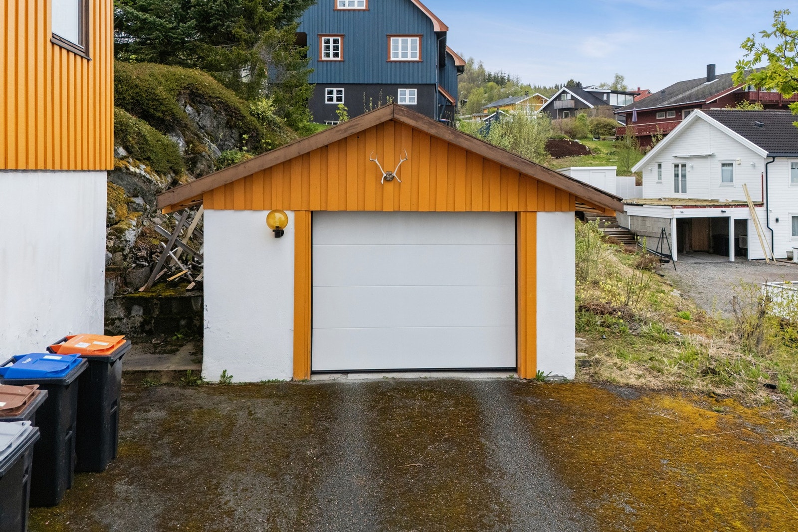Frittstående garasje med plass for én bil og lagring. Foto: EFKT Galleribilde