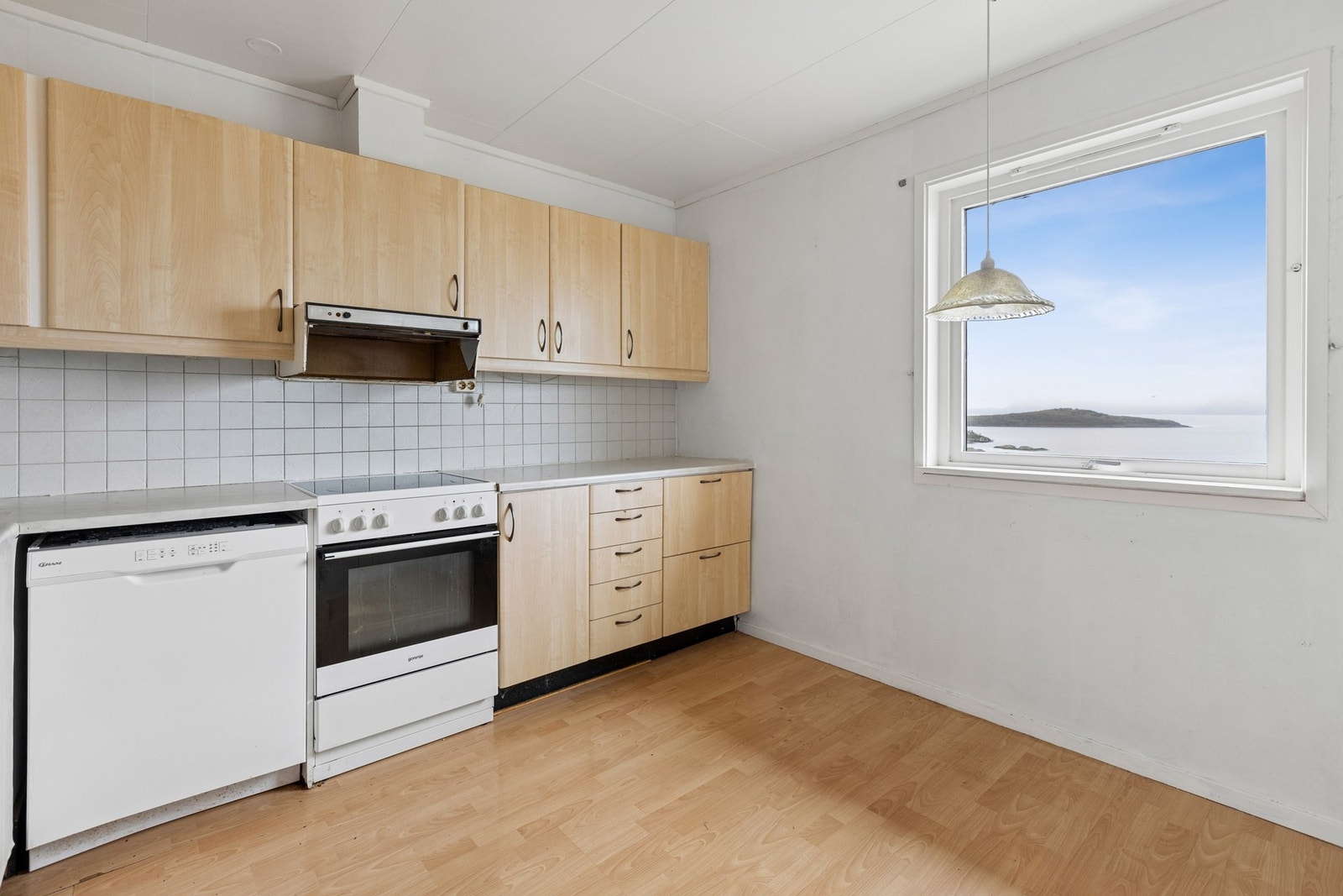 Kjøkkenet i hovedetasjen har godt med skapplass. Foto: EFKT Galleribilde