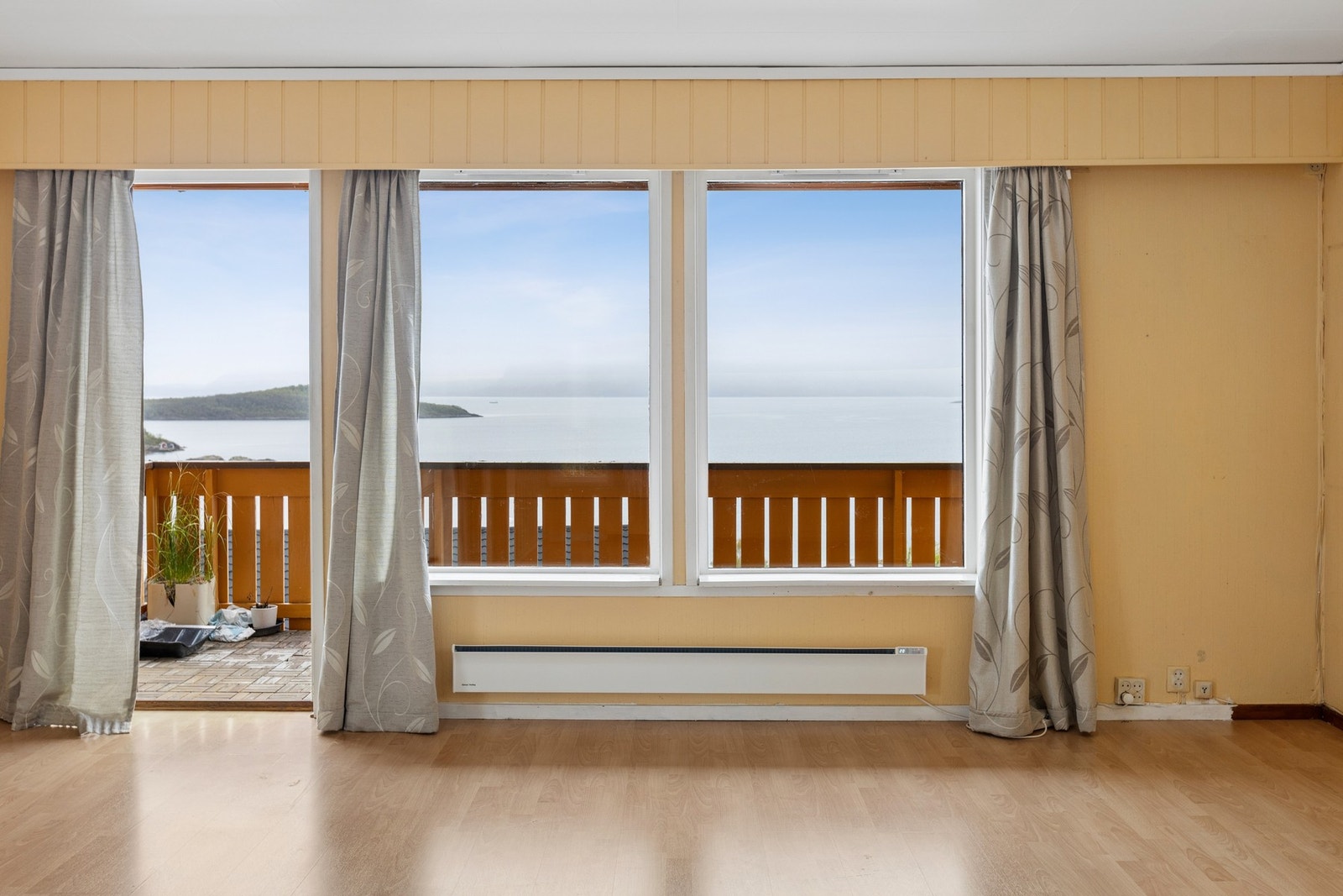 De store vindusflatene i stuen bidrar til nydelig utsikt og gode solforhold. Foto: EFKT Galleribilde