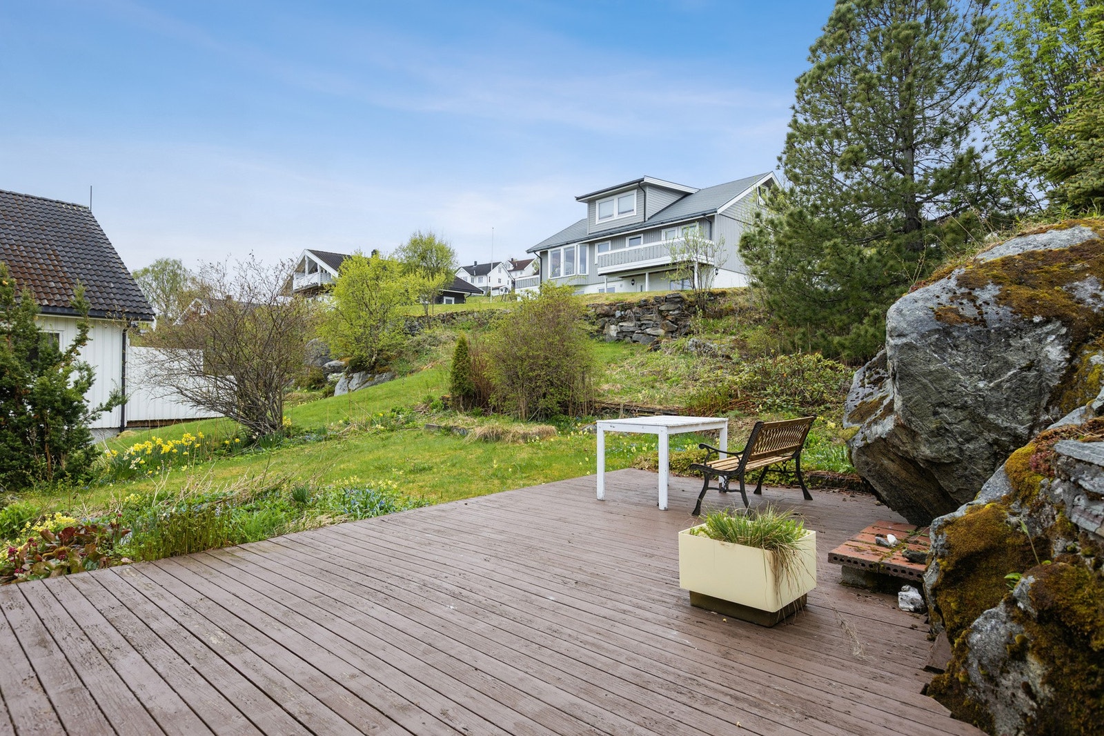 Den store terrassen gir gode muligheter for grilling og kos på sommeren. Foto: EFKT Galleribilde