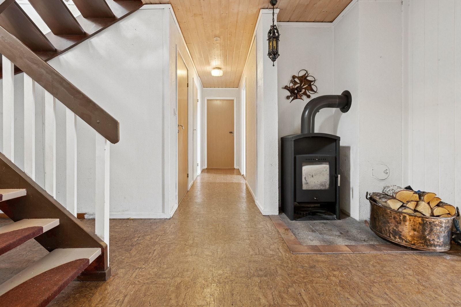 Romslig hall i underetasjen med oppussingsbehov. Foto: EFKT Galleribilde