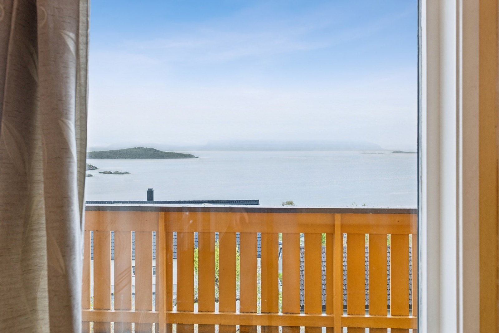 Fra stuevinduene kan du følge skipstrafikken på tur mot Tjeldsundet. Foto: EFKT Galleribilde