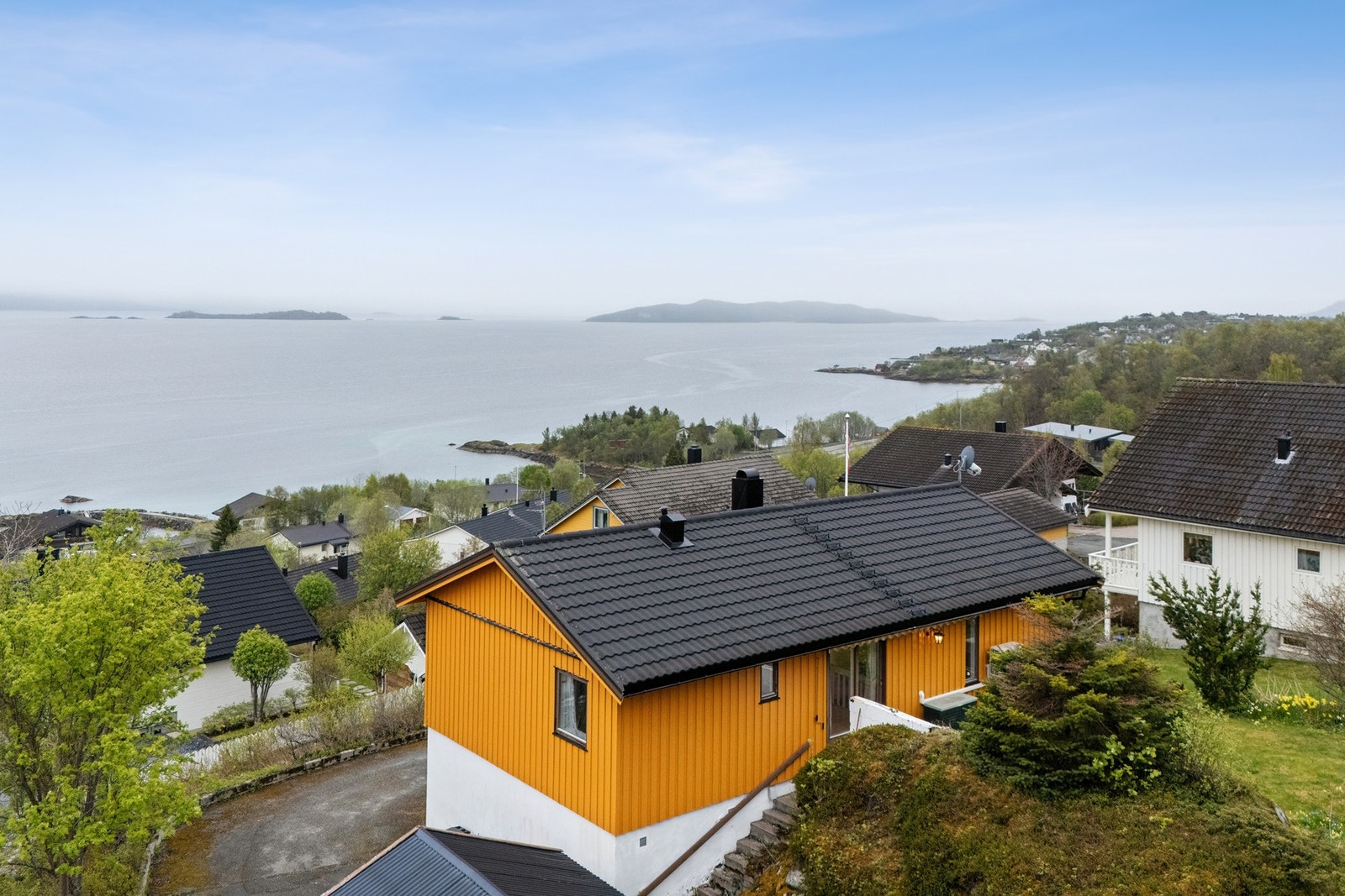 Rorhusveien 8 ligger nydelig til på egen høyde med et skjermet grøntareal på baksiden.Foto: EFKT Galleribilde
