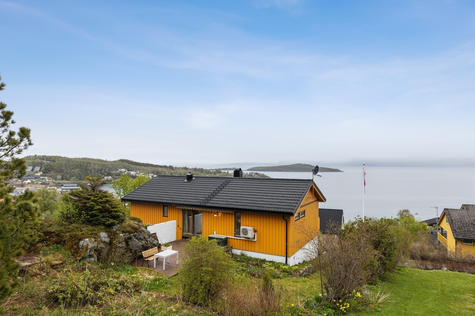 Eiendommen ligger i et attraktivt område med nærhet til skole, barnehage, fine turområder, idrettsandlett i Medkila med mer. Foto: EFKT Galleribilde