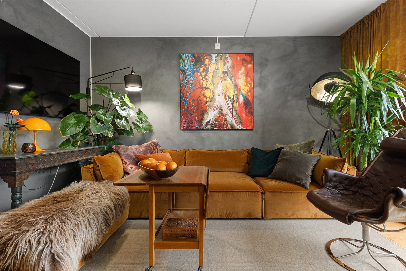 Stue med hotellfølelse - mørke toner, varme kontraster og elegant belysning. Rett og slett gjennomført! Galleribilde