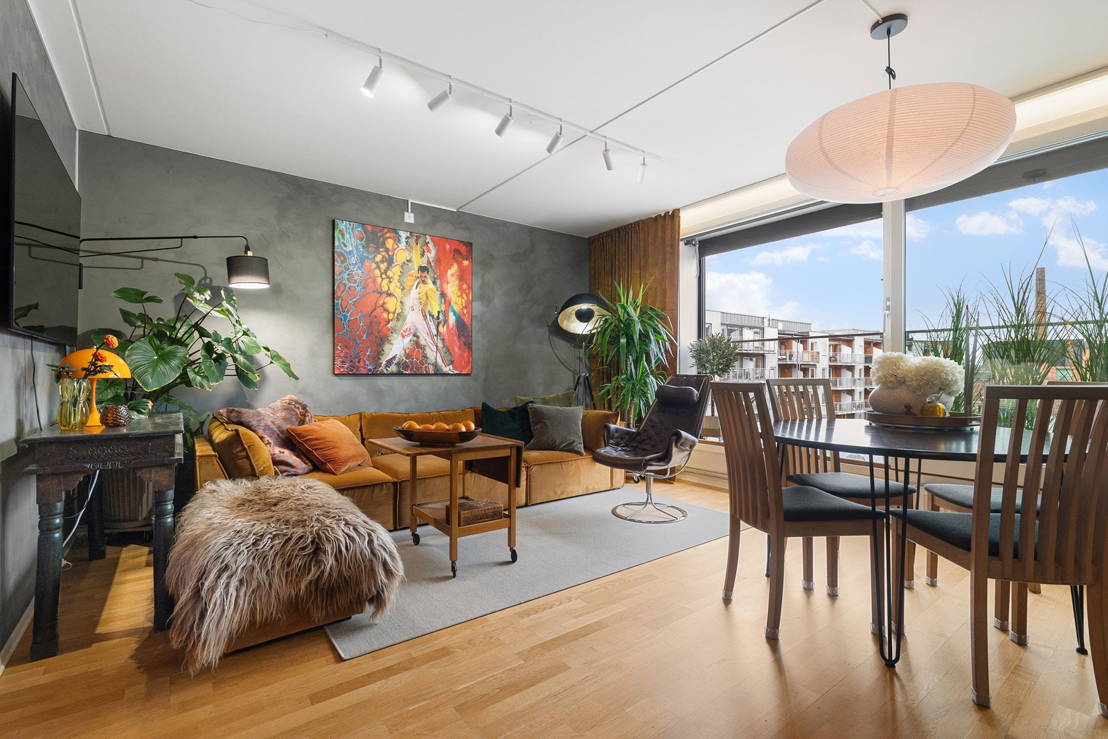 Leiligheten har en romslig stue med plass til rause møbler og et deilig lysinnslipp fra den franske balkongen. Galleribilde