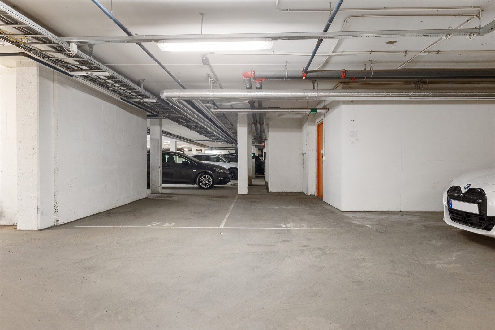 Mulighet for kjøp av garasjeplass i oppvarmet anlegg med heisadkomst. Det er opplegg for El-bil lader i garasjeanlegget. Galleribilde