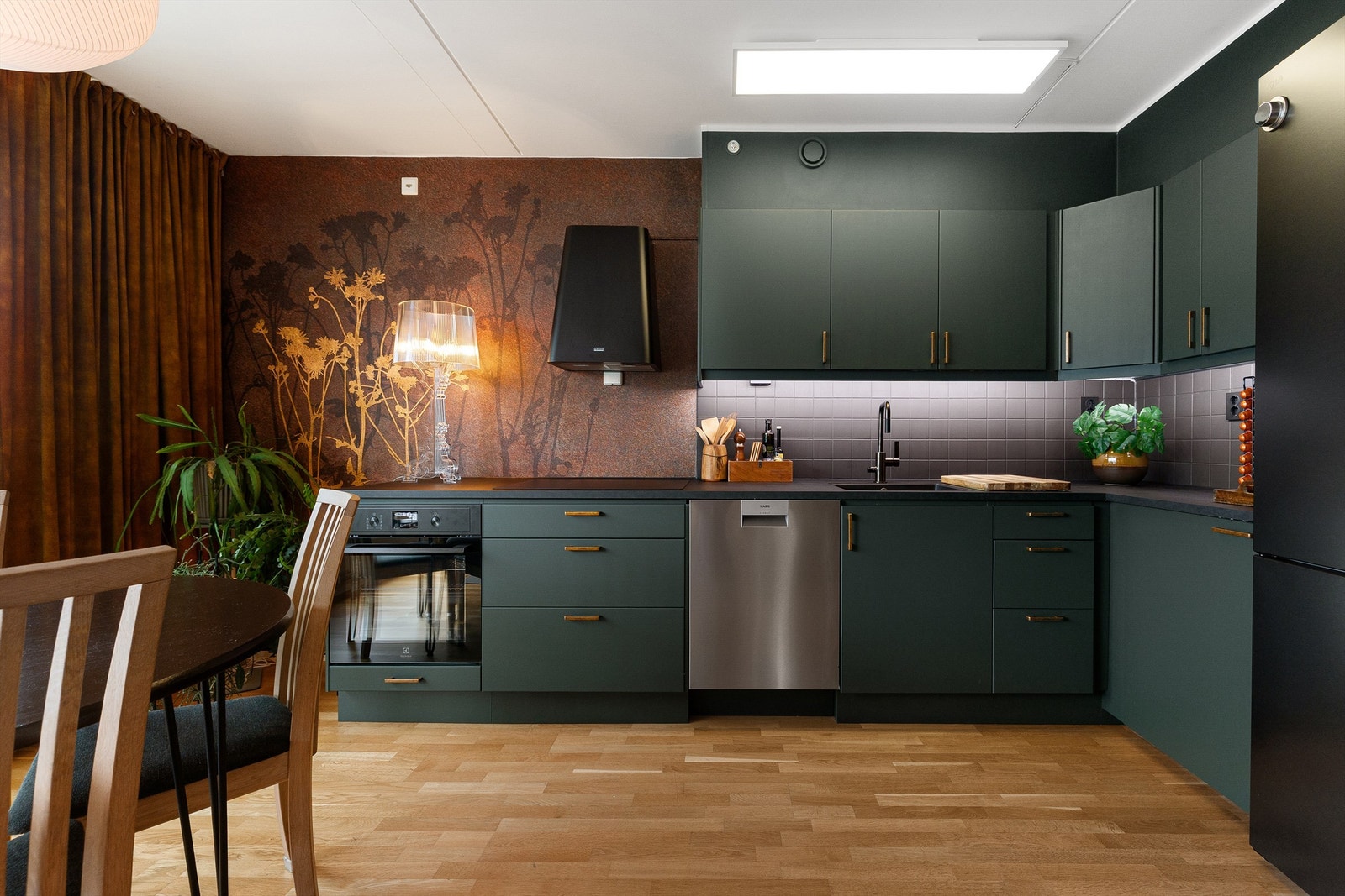 Kjøkkenet har mørkegrønne fronter og en laminert benkeplate med ekstra dybde. En liten, men genial detalj som sørger for at du aldri kommer til kort med baksten! Galleribilde