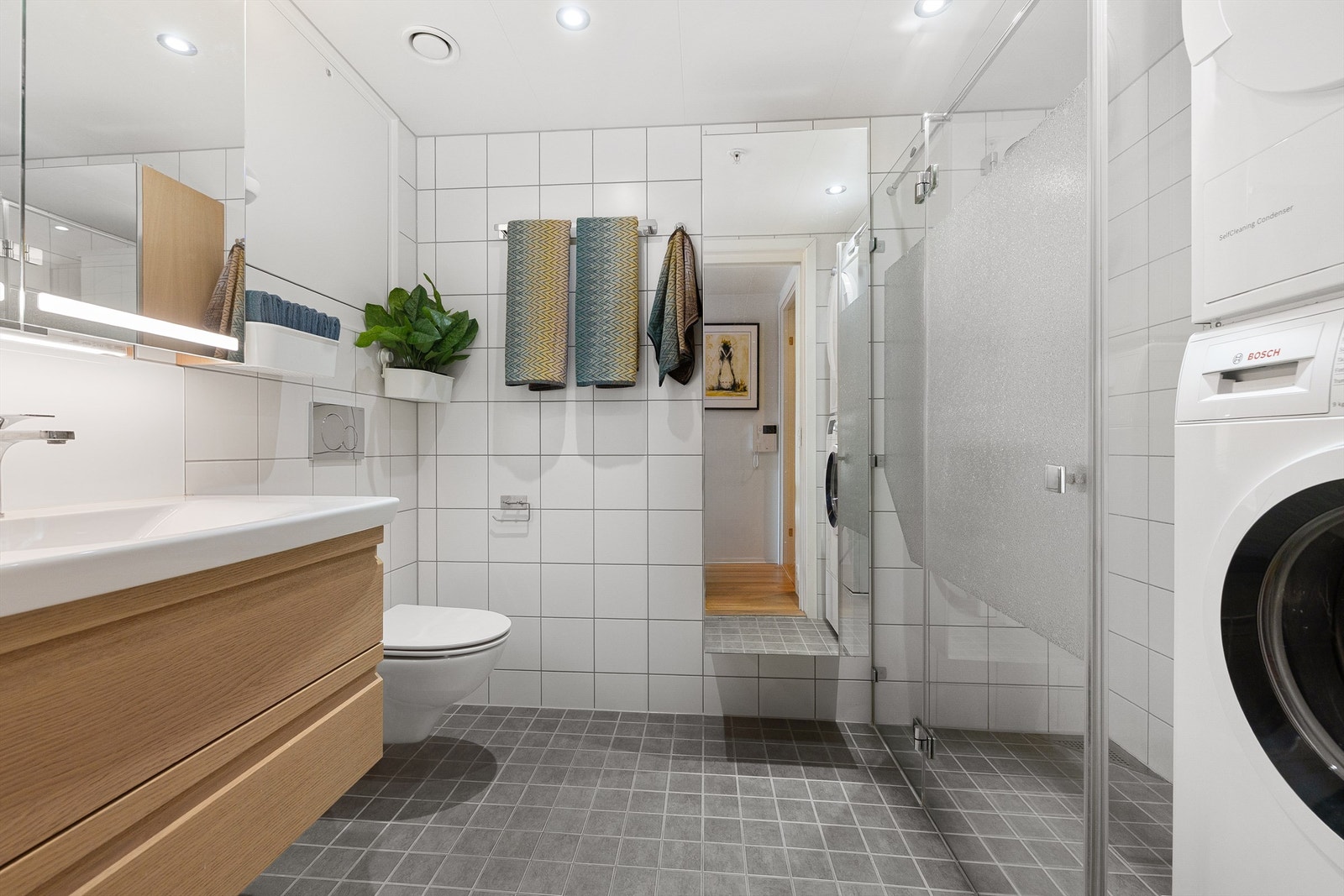 Badet har flislagt gulv med elektrisk gulvvarme og lekker baderomsinnredning fra Dansani, ny i 2018. Galleribilde