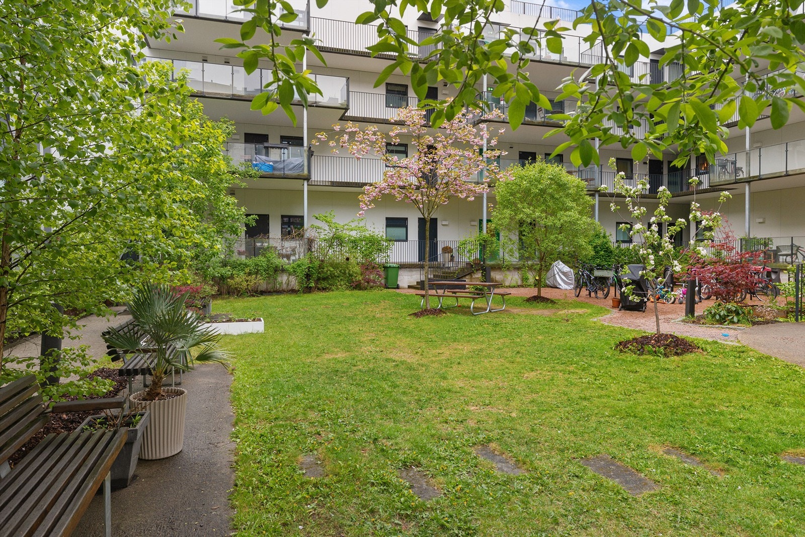 Fellesarealene er pent beplantet og vedlikeholdes i fellesskap, både fortløpende av "Hagegruppa" og på hyggelige dugnader. Galleribilde