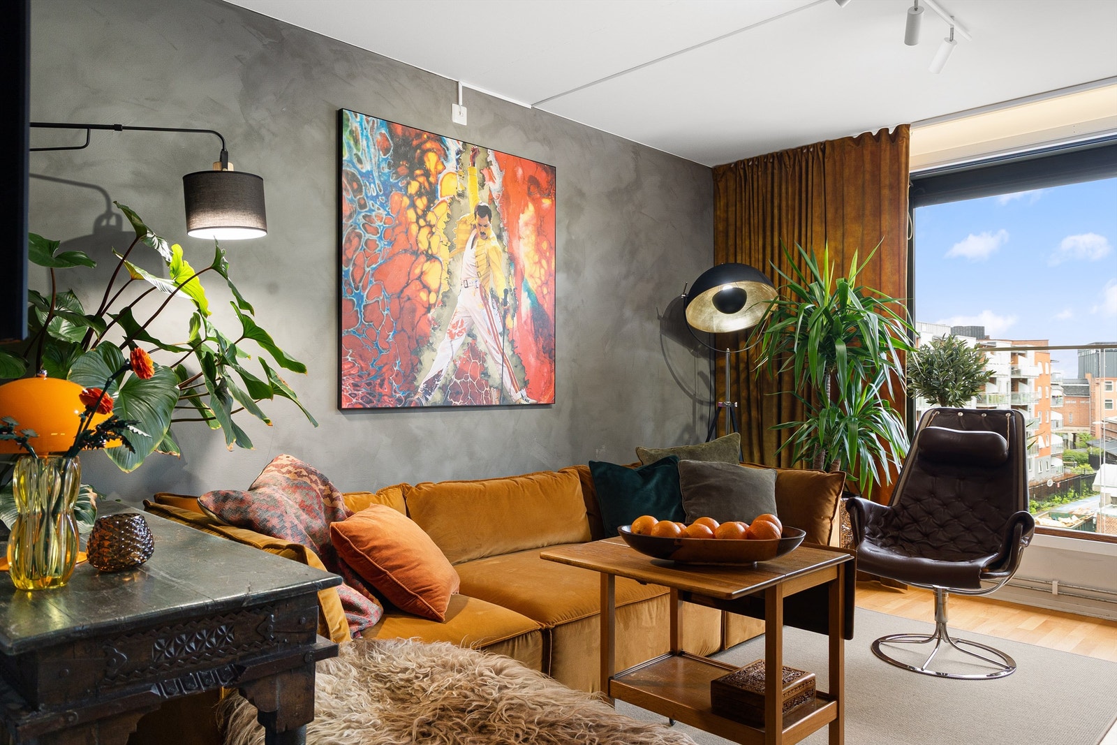Stiluttrykket til leiligheten minner oss om den industrielle fortiden til bygget som tidligere huset Bergene Sjokoladefabrikk. Galleribilde