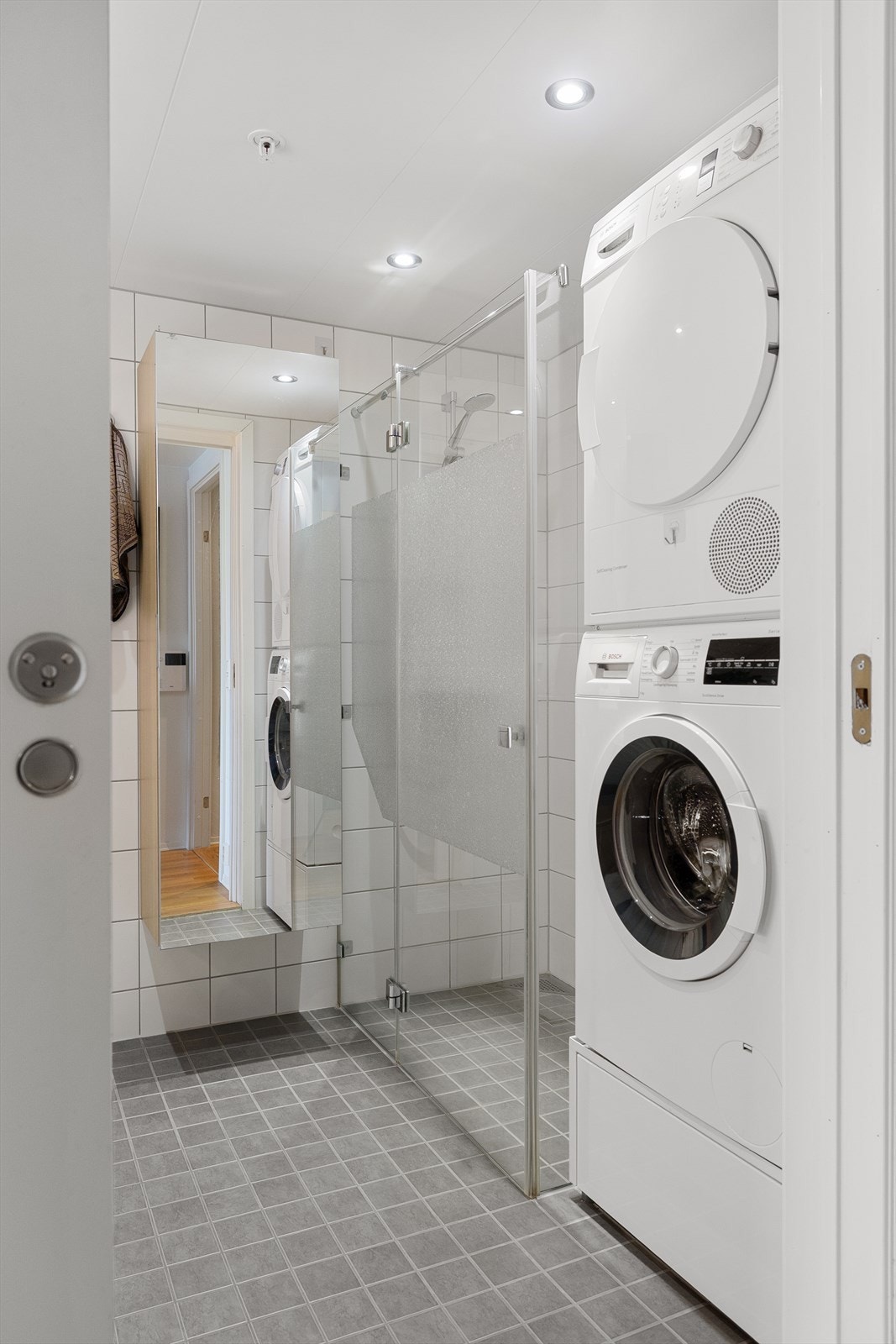 Badet har en meget romslig dusj og opplegg for vaskemaskin og tørketrommel i søyle. Galleribilde