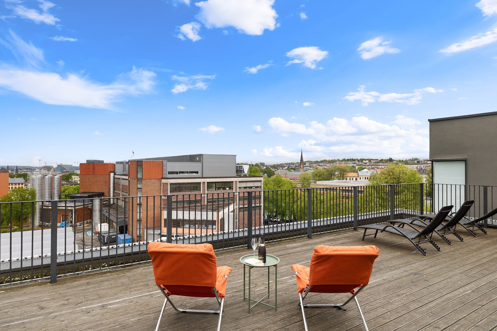 Beboerne har tilgang til en stor, solrik takterrasse med utsikt over byens tak. Galleribilde