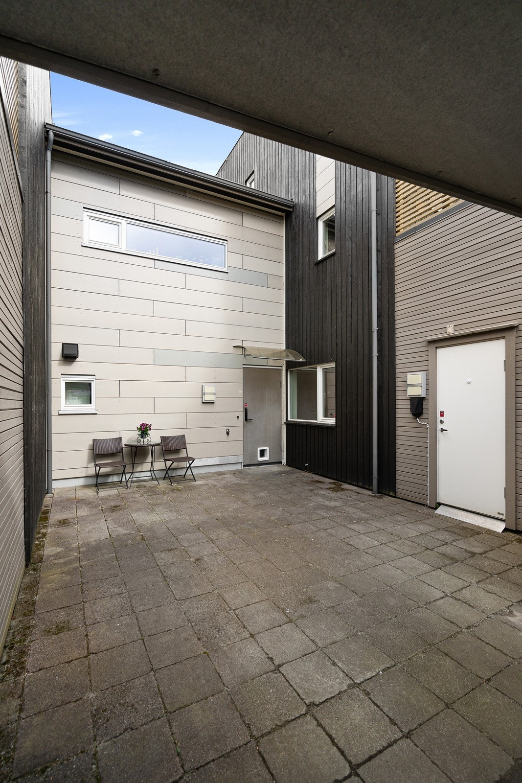 Parkering i carport med ladeløsning rett ved inngangsdøren samt praktisk utvendig bod. Galleribilde