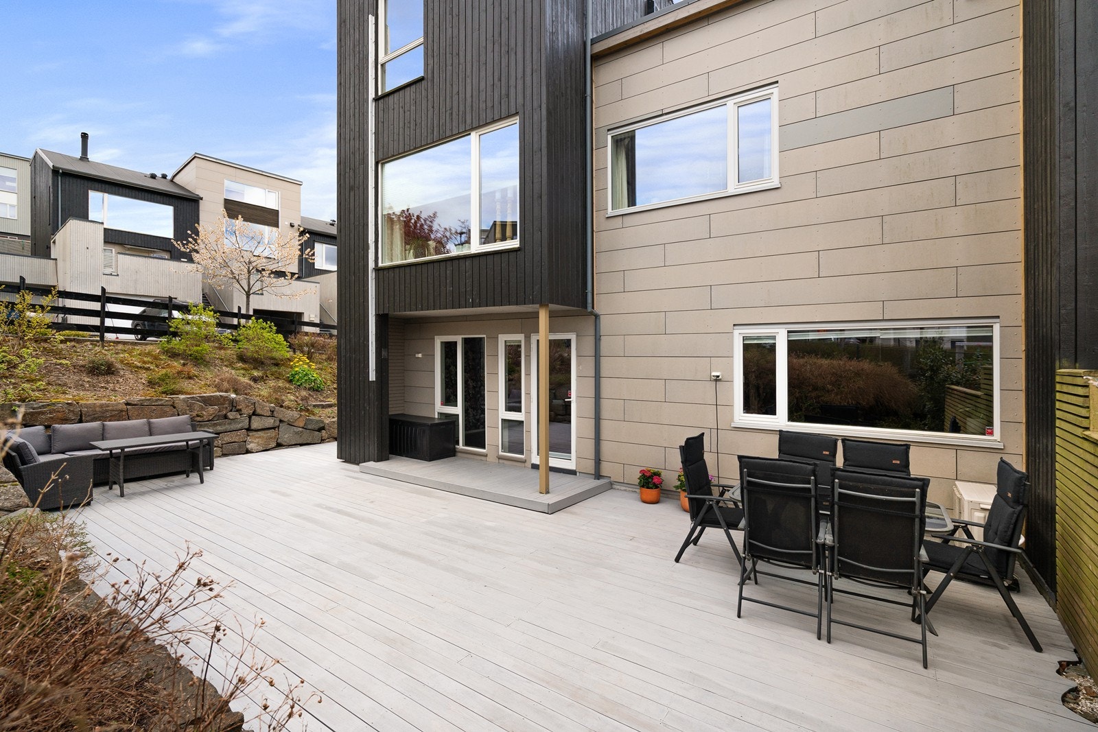 Stor og solrik terrasse med god plass til både sittegruppe og grill - et perfekt sted for avslapning og hyggelige sammenkomster. Terrassen gir en flott forlengelse av stuen og skaper gode uteromsmuligheter. Galleribilde